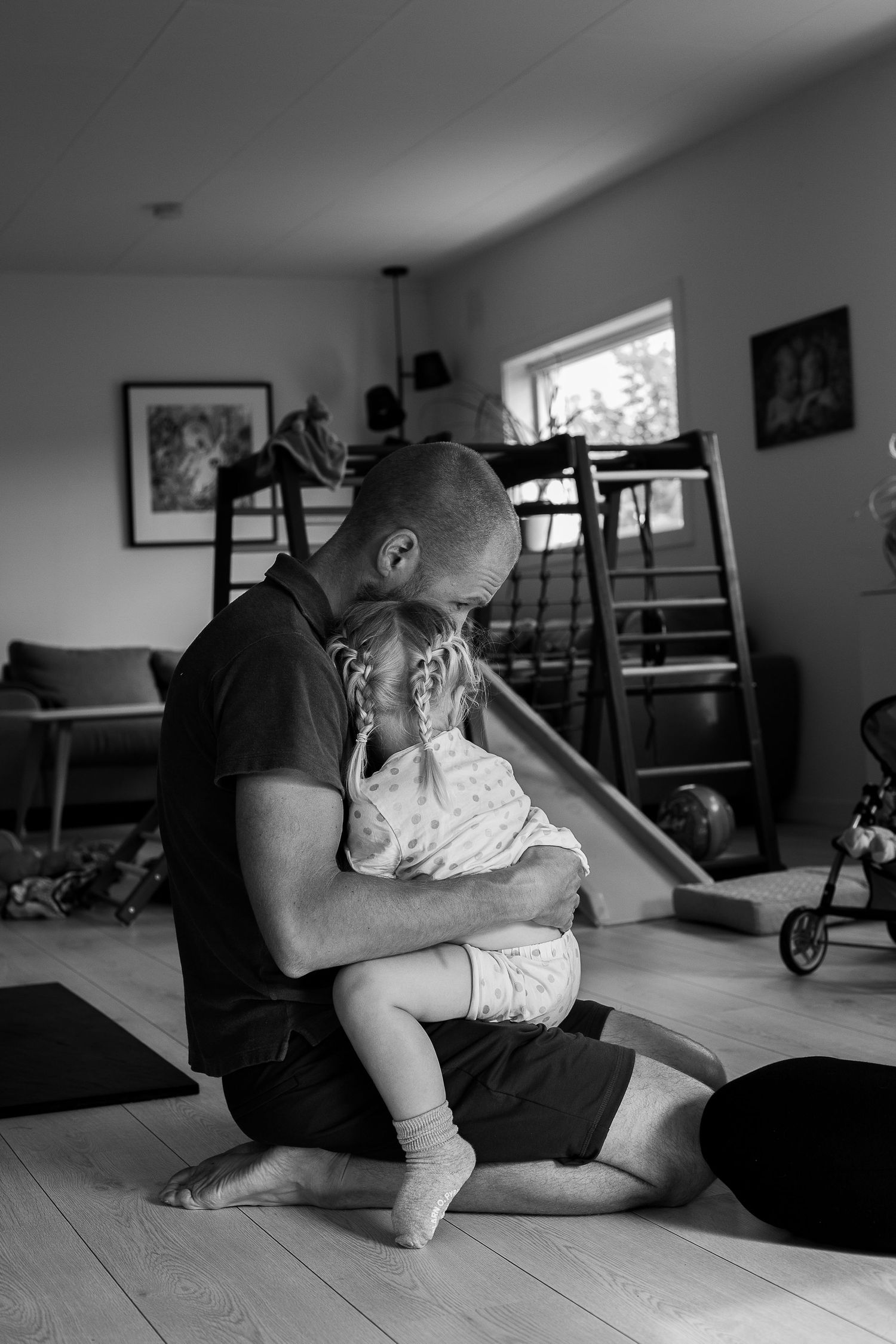 Black and white sequence showing intimate floor-level interaction.