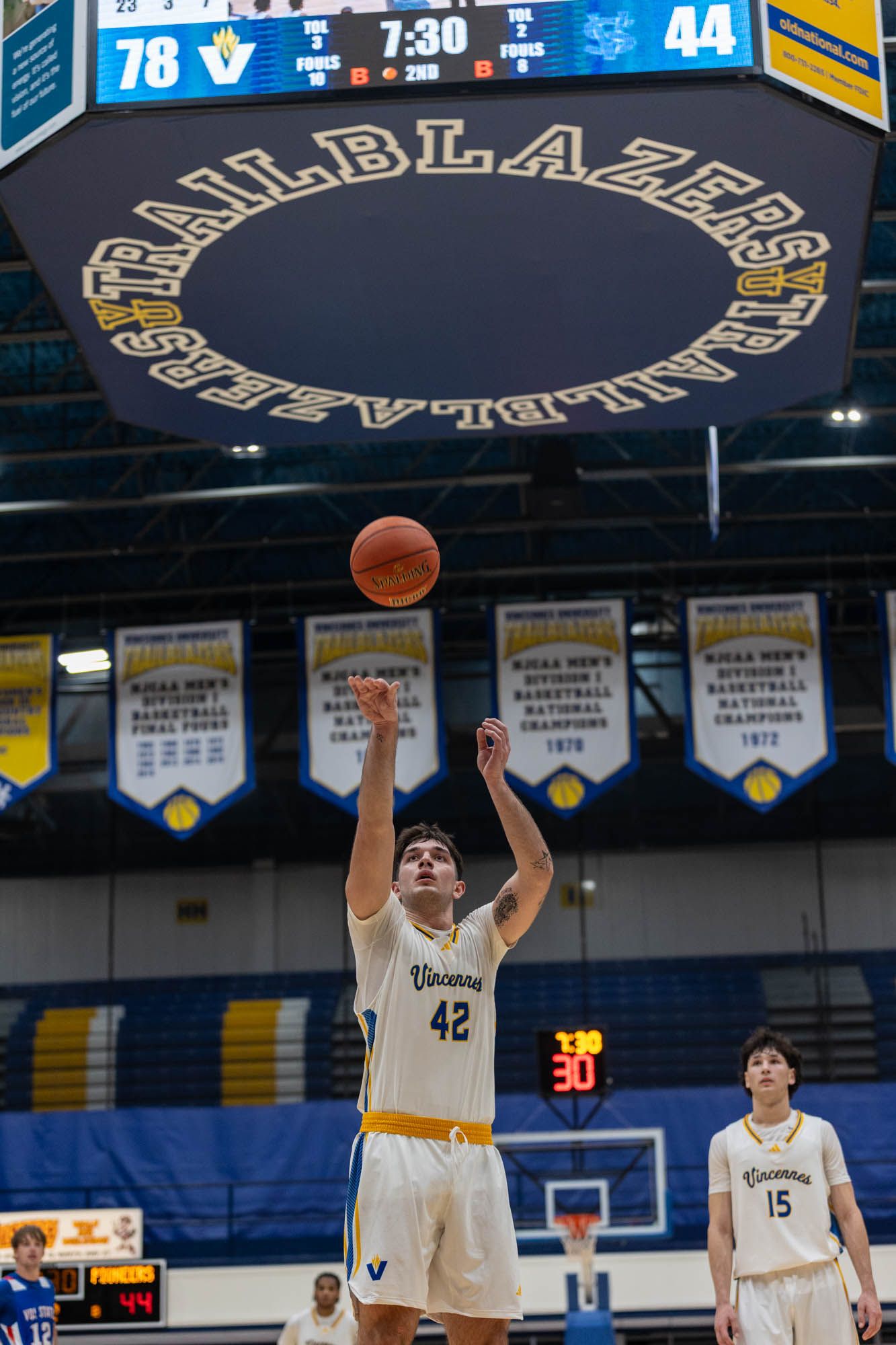 Vincennes player number 42 shoots a free throw with score 78-44 on the scoreboard.