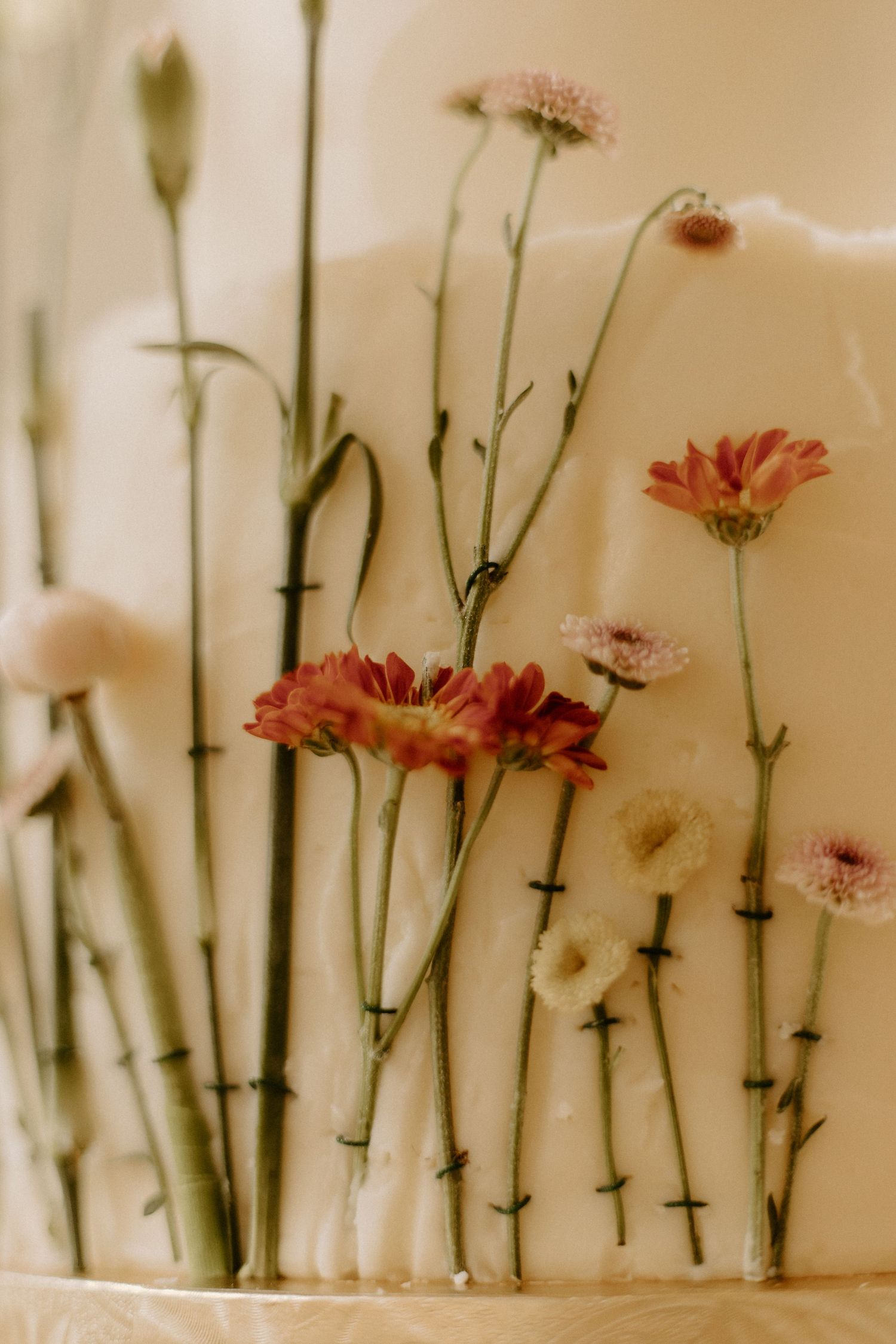 flower details on wedding cake