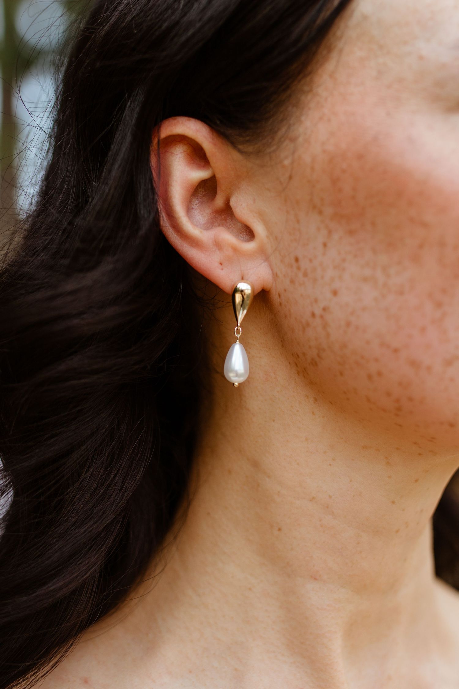 brides jewelry on her wedding day