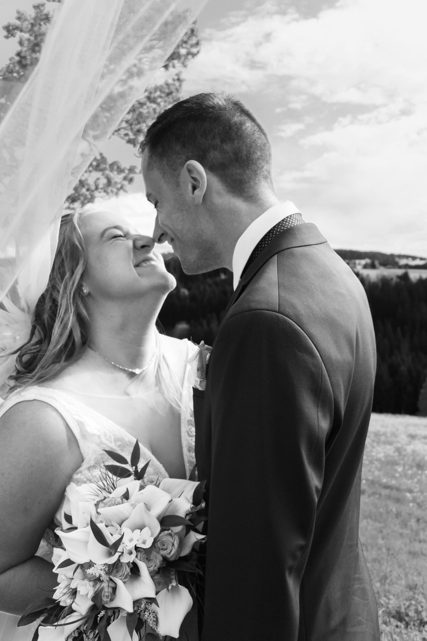 Natürliche Paarfotos voller Nähe, Liebe und Wärme – romantisch, authentisch und zeitlos am Hochzeitstag.