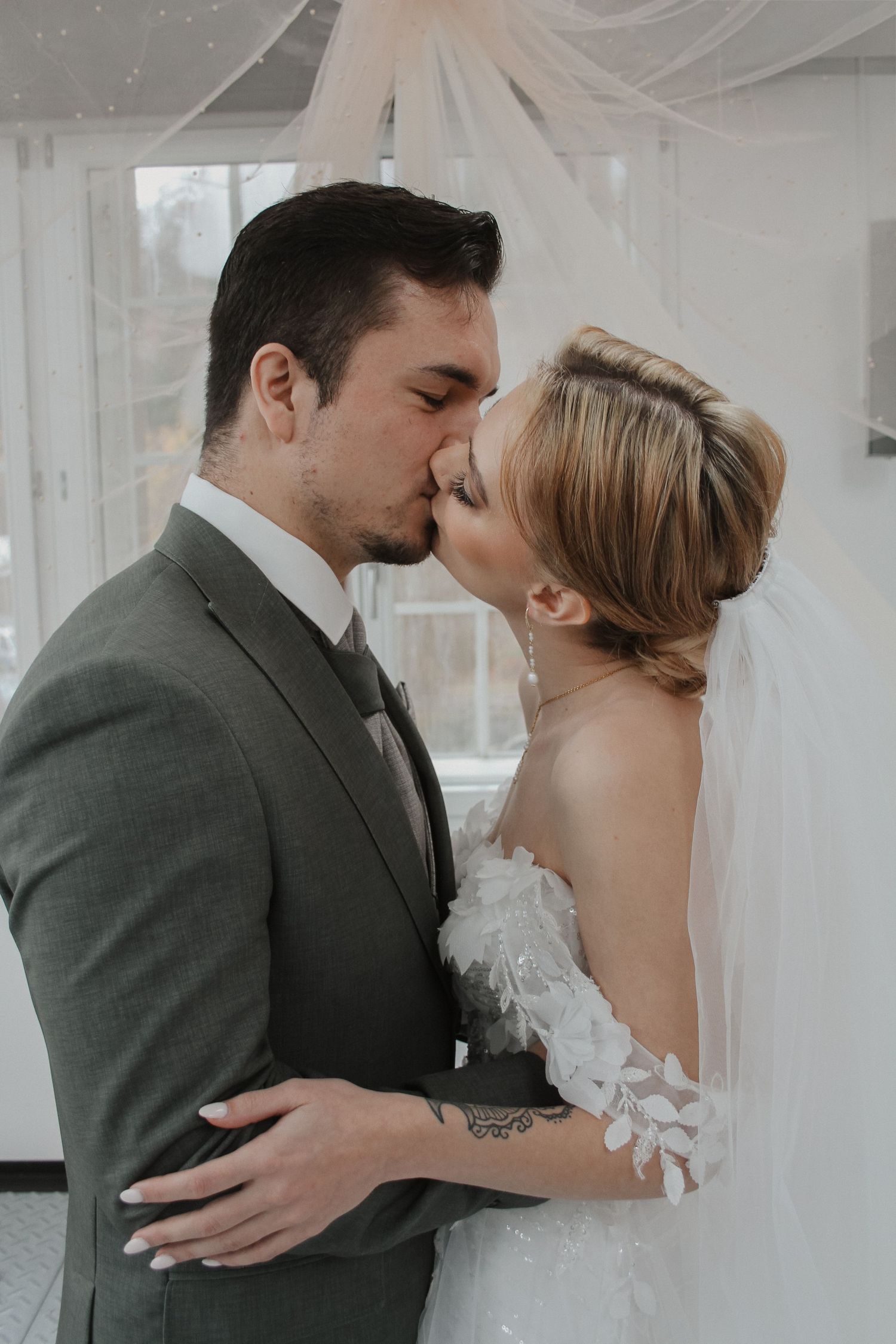 Natürliche Paarfotos voller Nähe, Liebe und Wärme – romantisch, authentisch und zeitlos am Hochzeitstag.