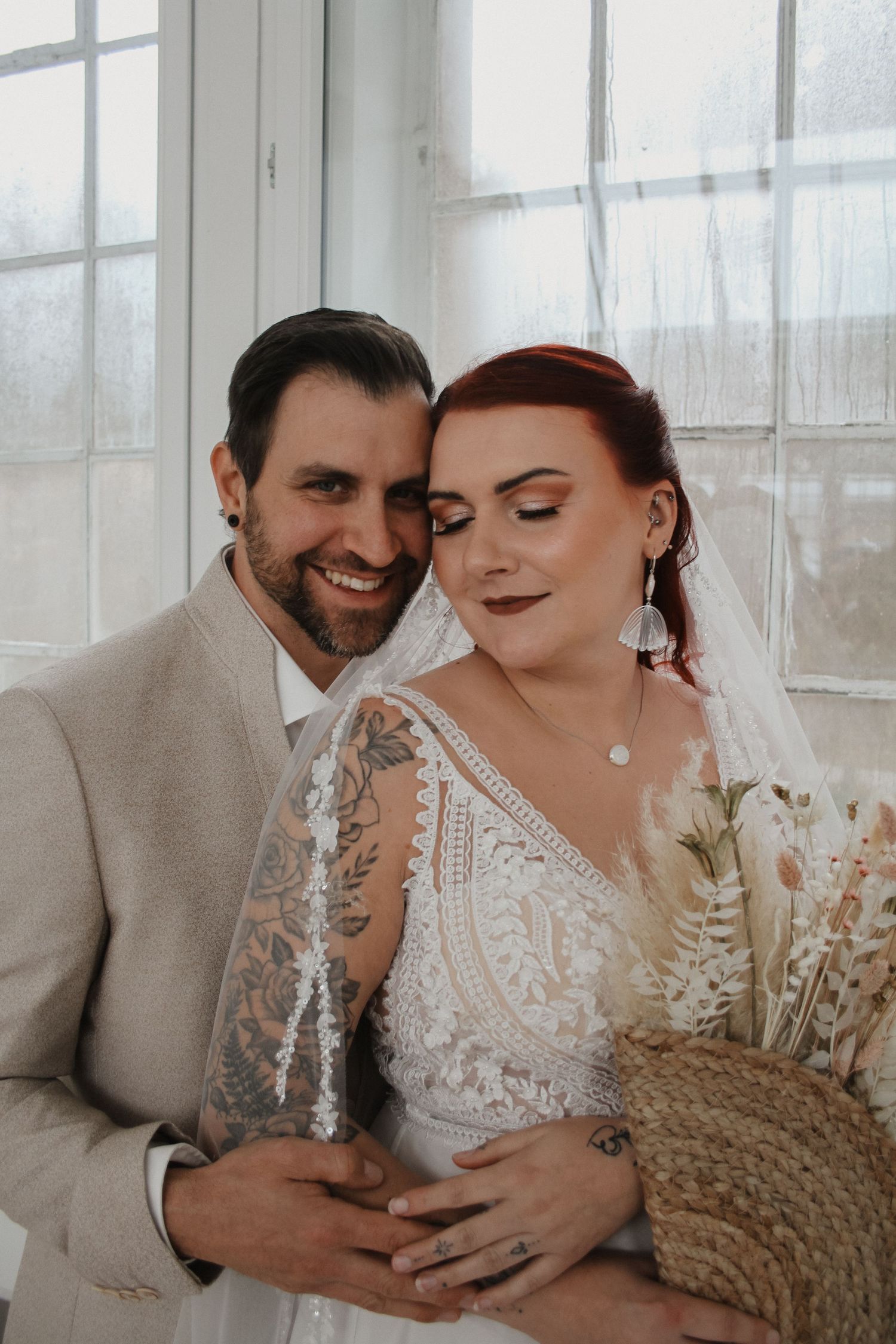 Natürliche Paarfotos voller Nähe, Liebe und Wärme – romantisch, authentisch und zeitlos am Hochzeitstag.