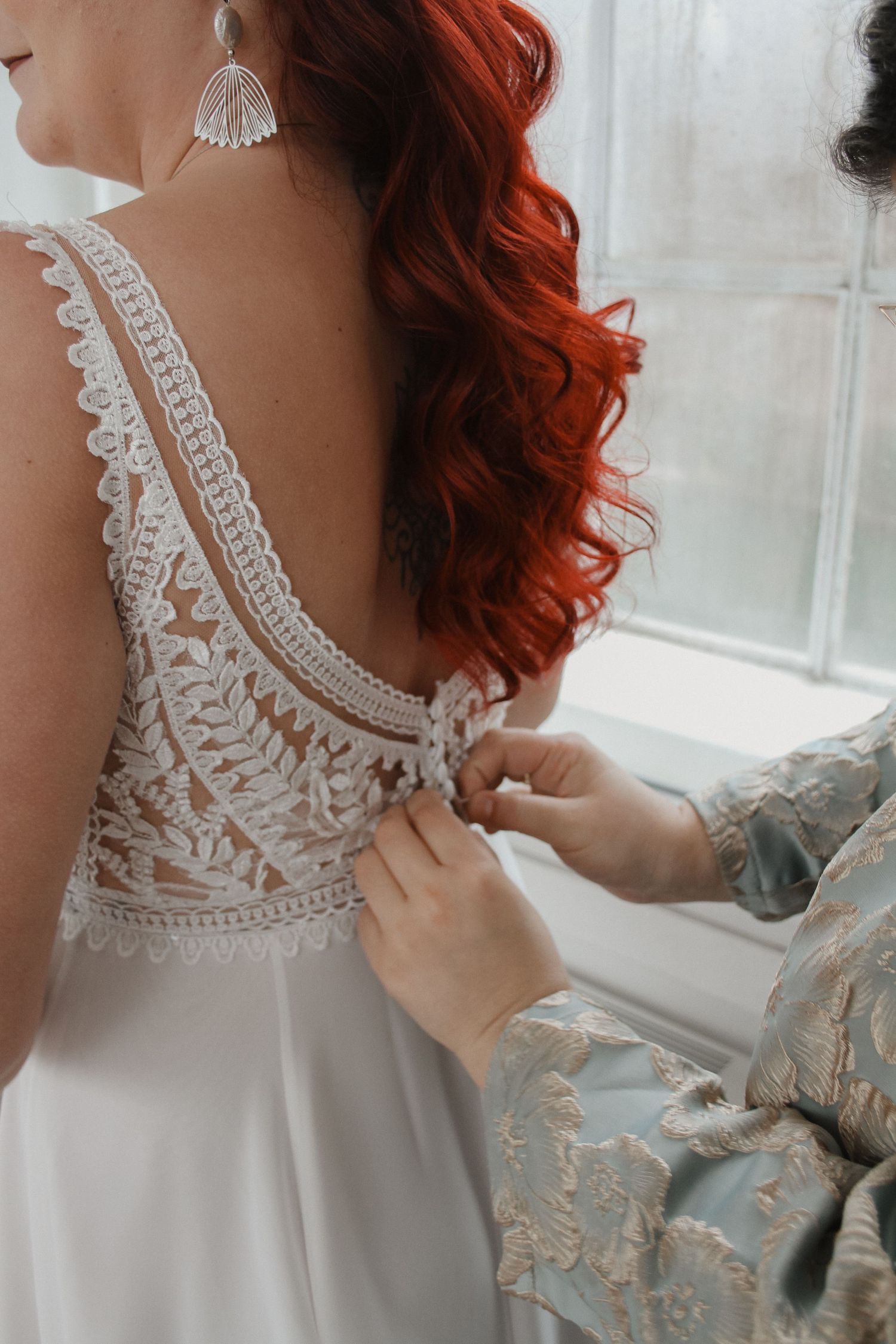 Elegante, natürliche Brautportraits im besten Licht – feminin, stilvoll und emotional festgehalten.