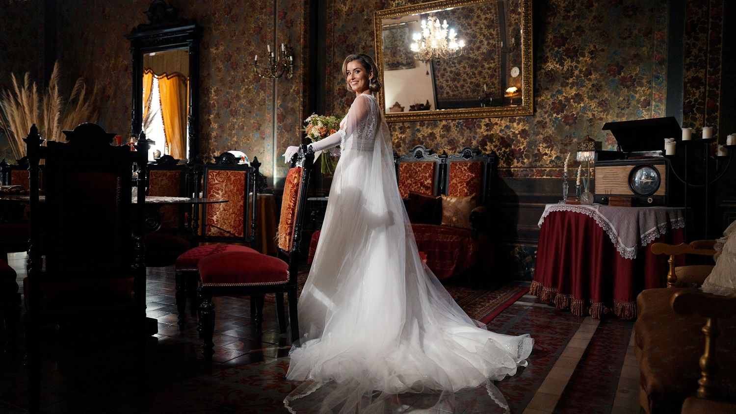 Wedding photo sequence in dark indoor venue with elegant chandelier lighting. Wedding in Villa Retiro, Spain.