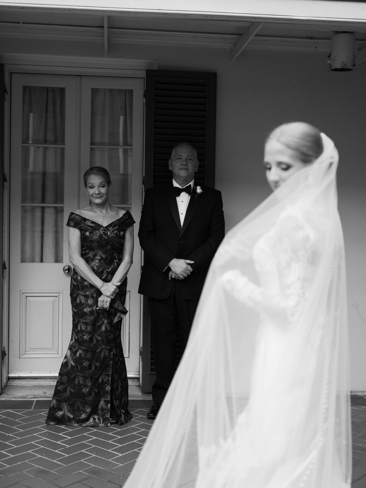Black and white candid moments before the wedding ceremony.