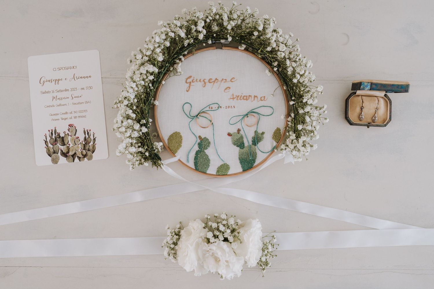 Wedding decorations featuring a floral wreath and bunny-themed artwork on white background.