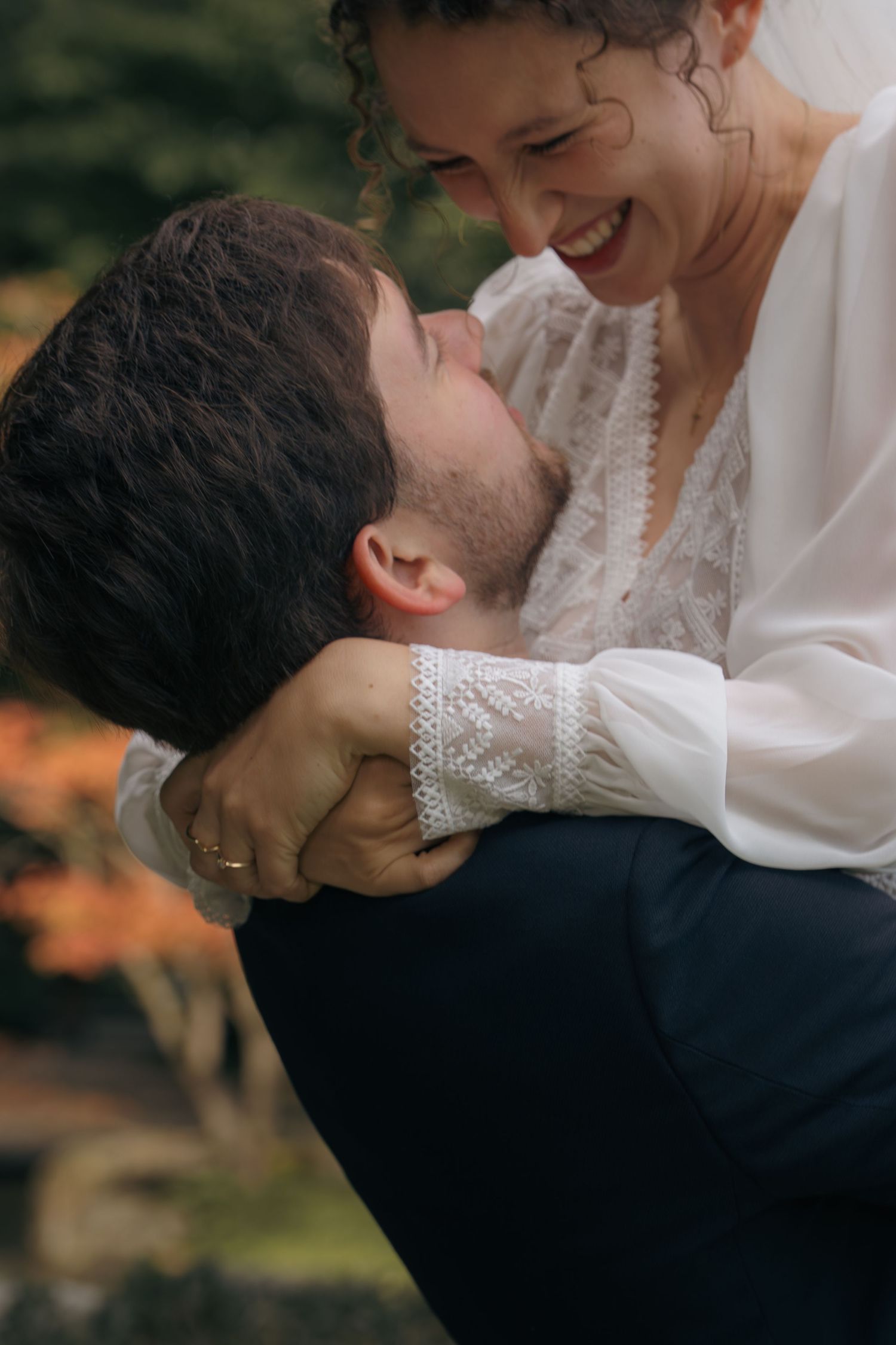 Nahaufnahme eines glücklichen Brautpaares beim First Look, emotionale Hochzeitsfotografie im Freien