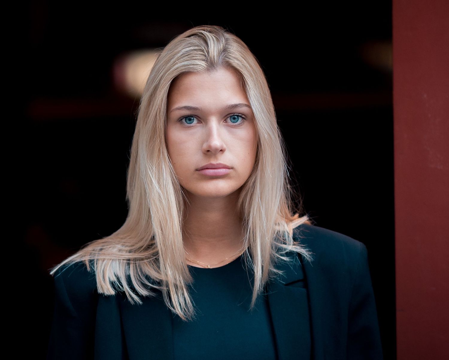 Portrait féminin éditorial en lumière naturelle à Lille - Michaël Ghys Photographe