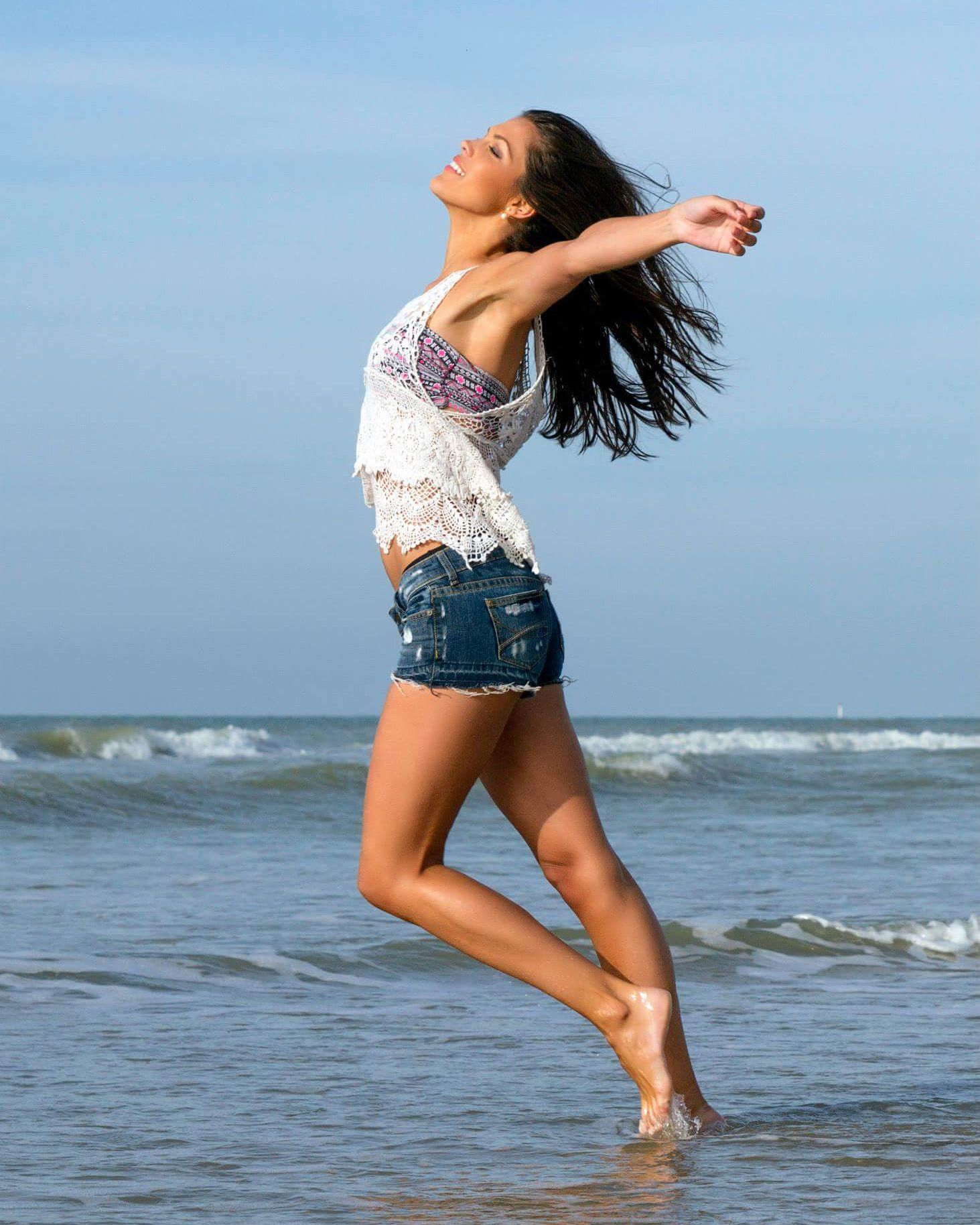 Séance avec Iris Mittenaere, en lumière naturelle en bord de mer - Michaël Ghys Photographe