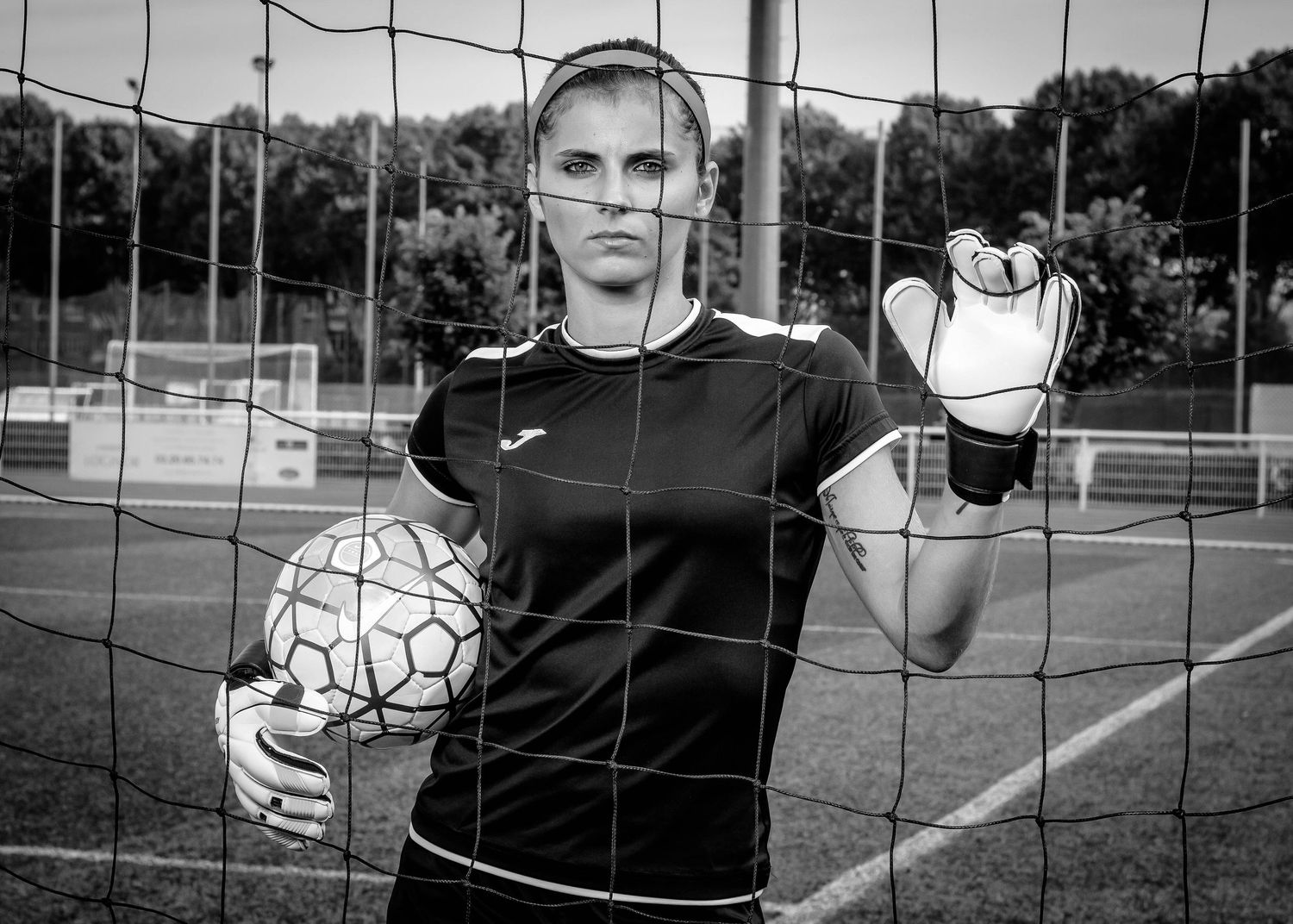 Sportrait gardienne de football en noir et blanc- Michaël GHYS Photographe portrait à Lille