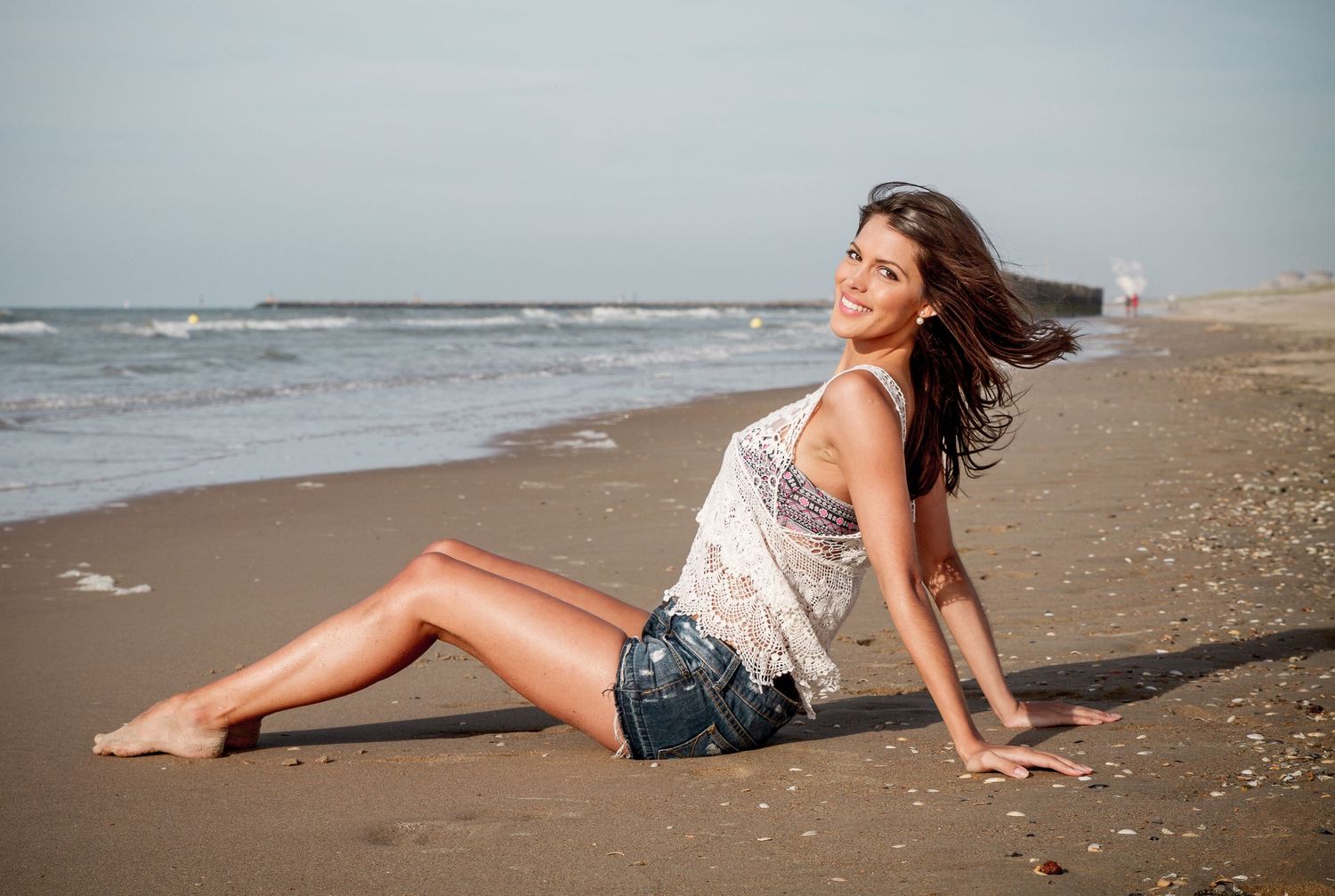 Séance avec Iris Mittenaere, en lumière naturelle en bord de mer - Michaël Ghys Photographe