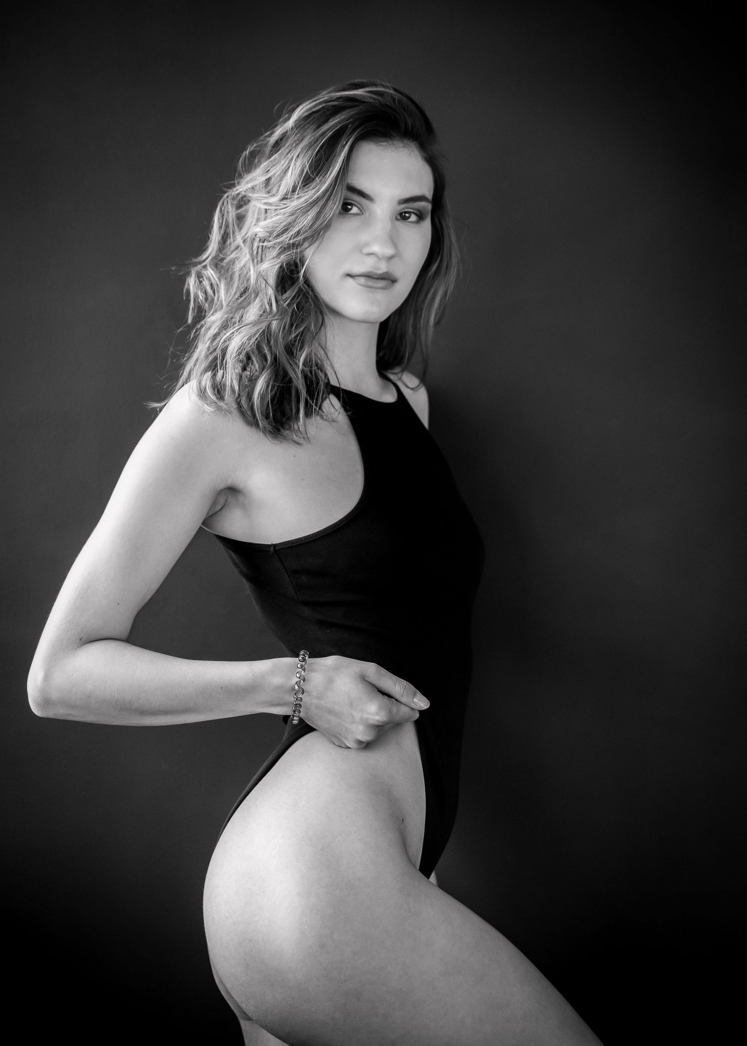 Photo de portrait en noir et blanc d'une jeune femme en body noir- Michaël GHYS Photographe Lille