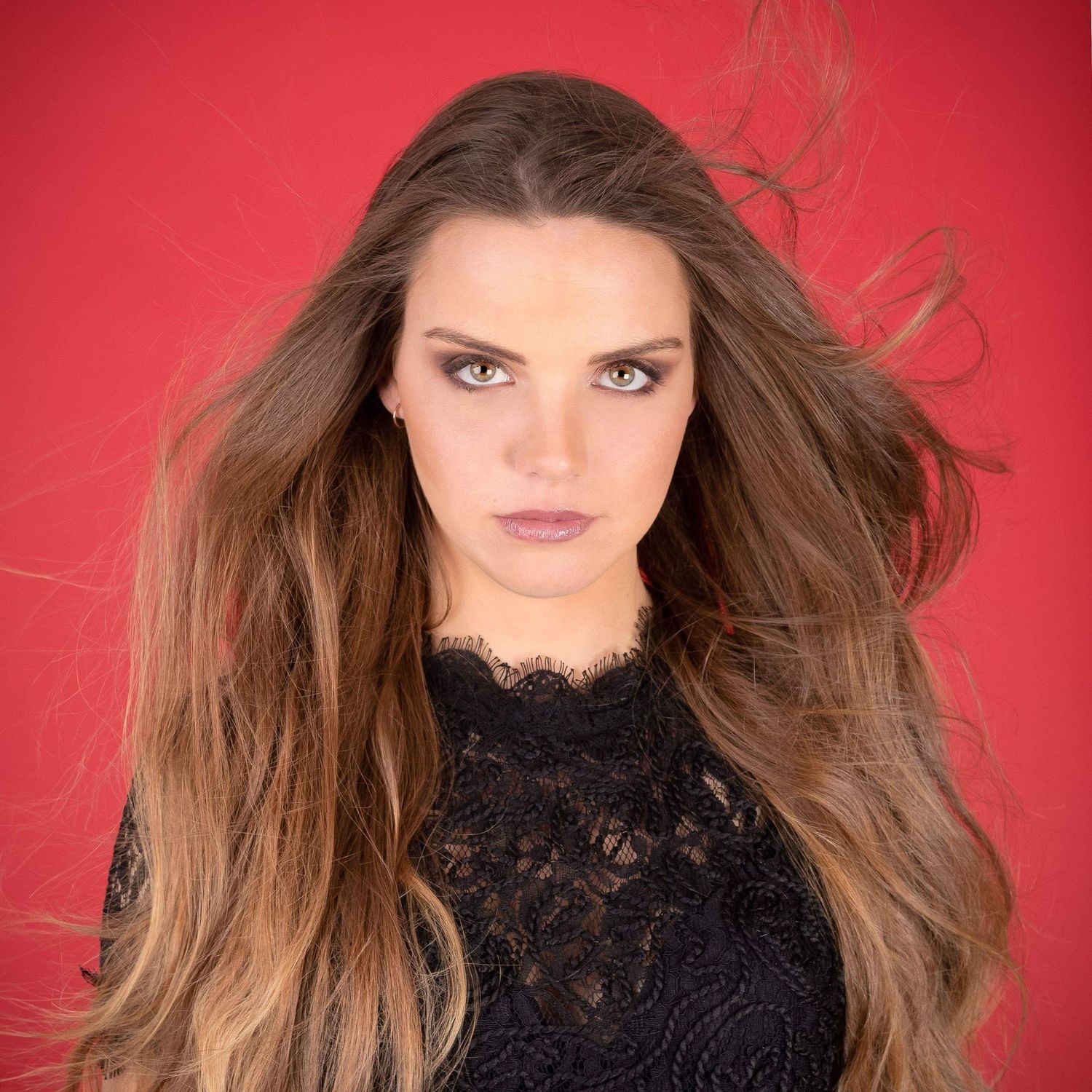 Portrait face caméra, cheveux dans le vent - Michaël GHYS Photographe portrait à Lille