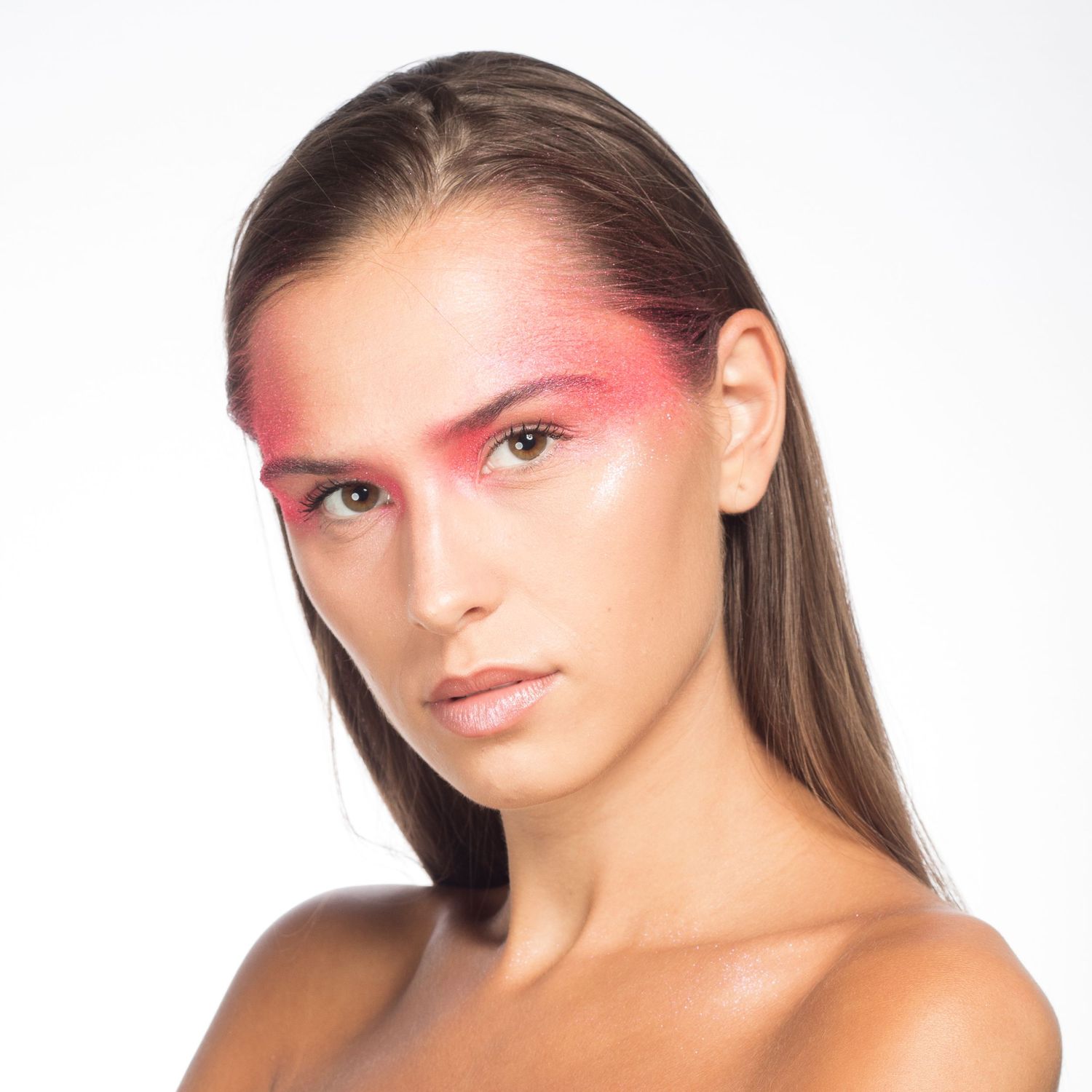 Jeune femme qui pose pour présenter un maquillage - Michaël GHYS Photographe portrait à Lille