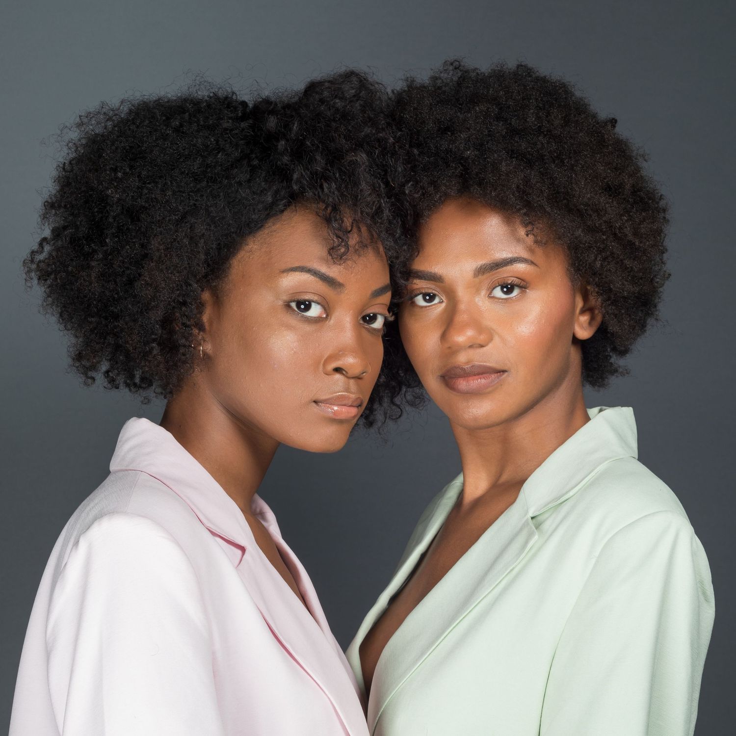 Duo avec coupes afro et tenues pastels- Michaël GHYS Photographe portrait à Lille