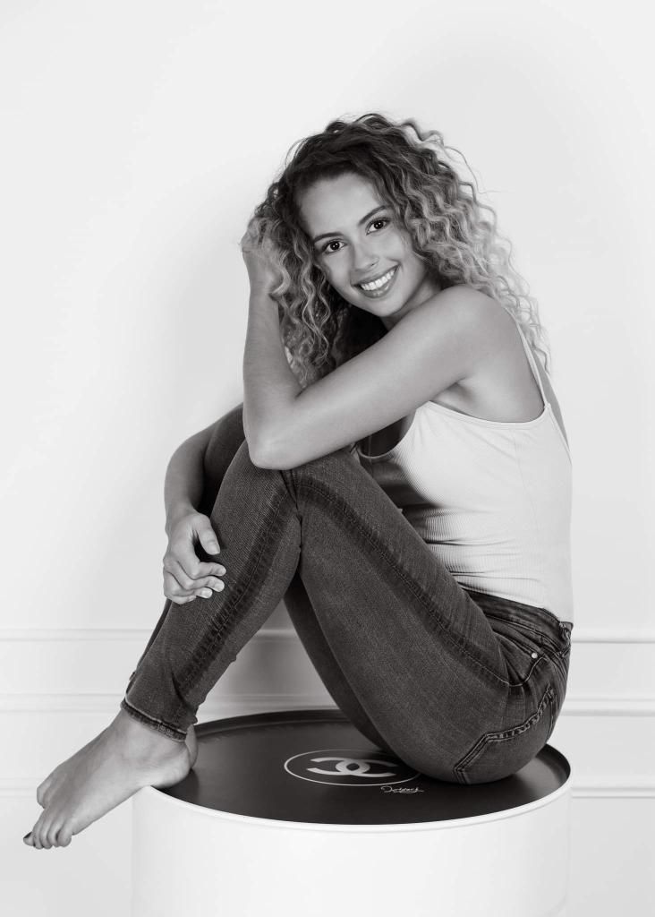 Black and white photo of curly-haired woman- Michaël GHYS Photographe Lille