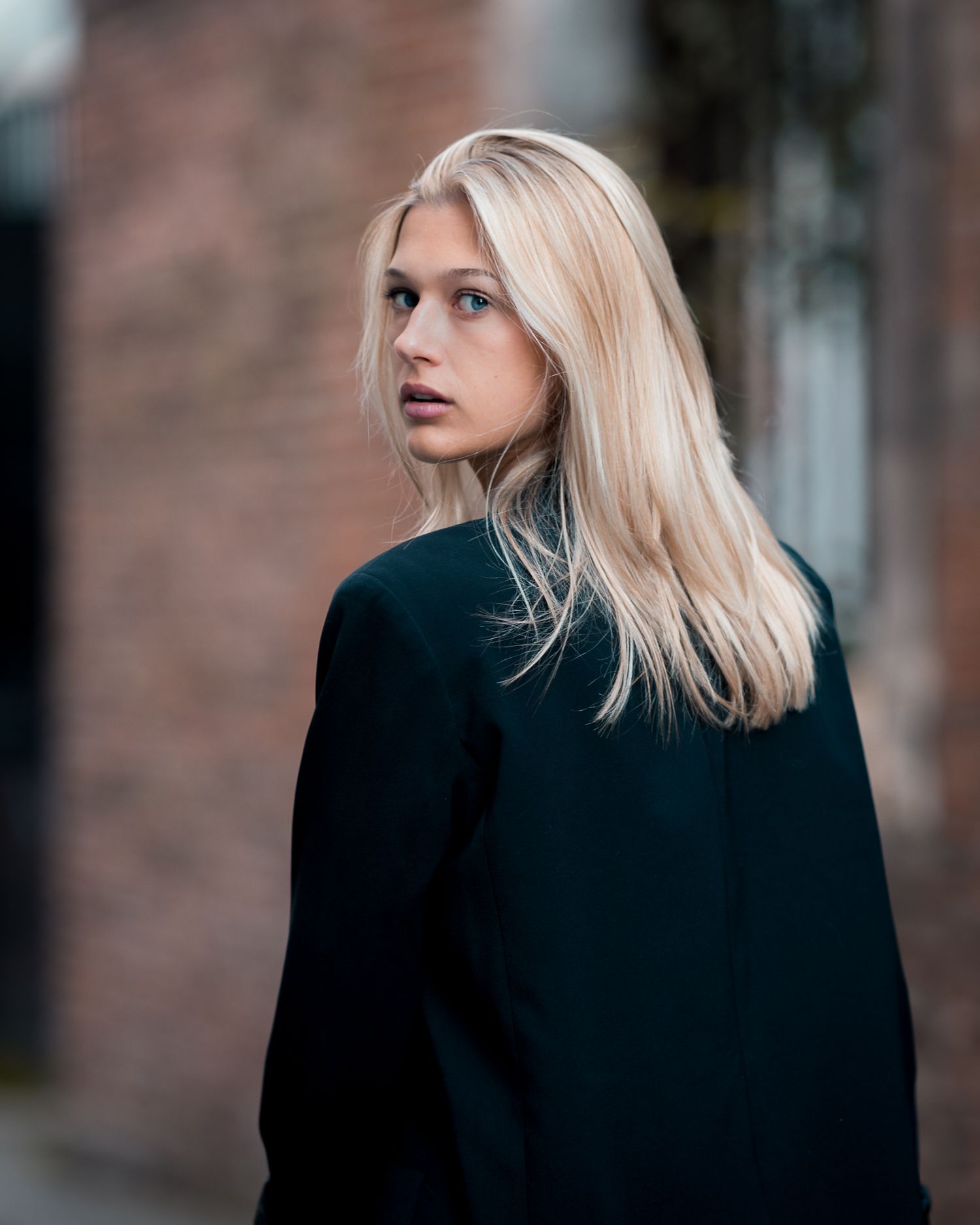 Portrait féminin éditorial en lumière naturelle à Lille - Michaël Ghys Photographe