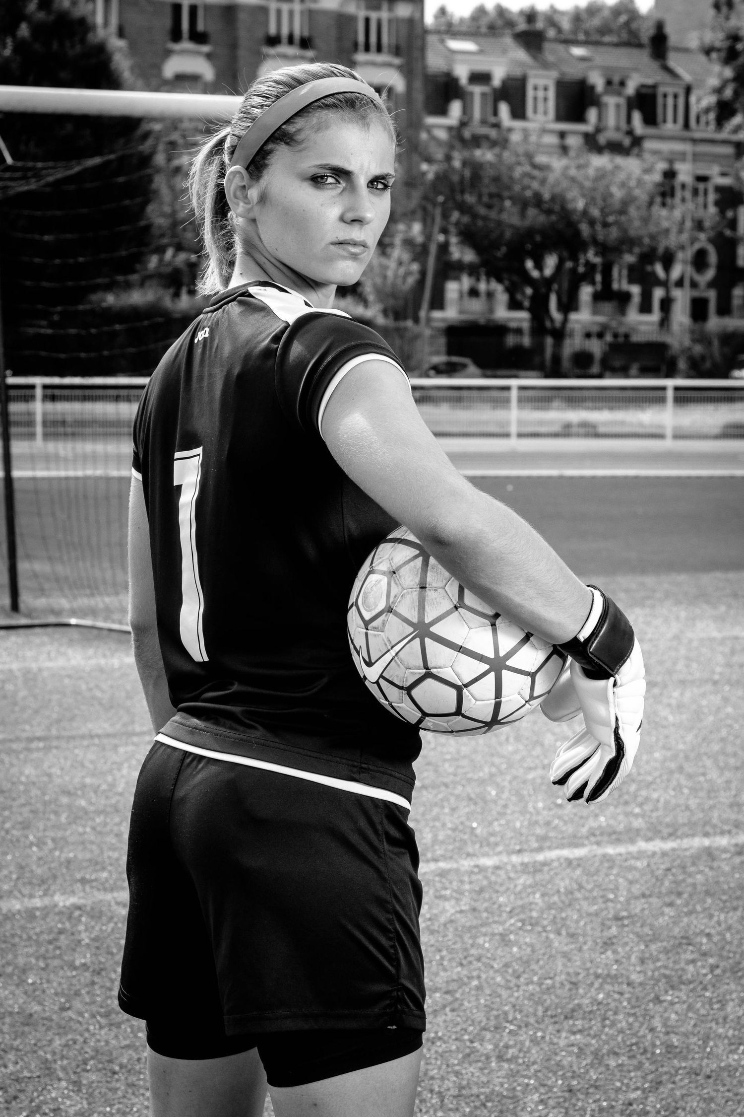 Sportrait gardienne de football en noir et blanc- Michaël GHYS Photographe portrait à Lille