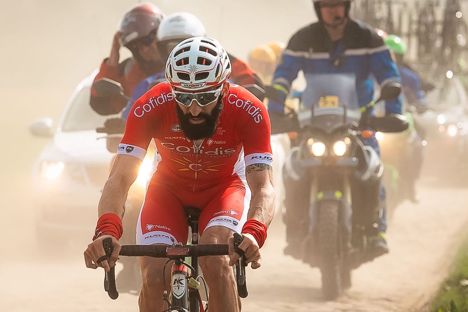Cycliste de l'équipe Cofidis à travers les routes pavées de la course cycliste classique Paris-Roubaix.
