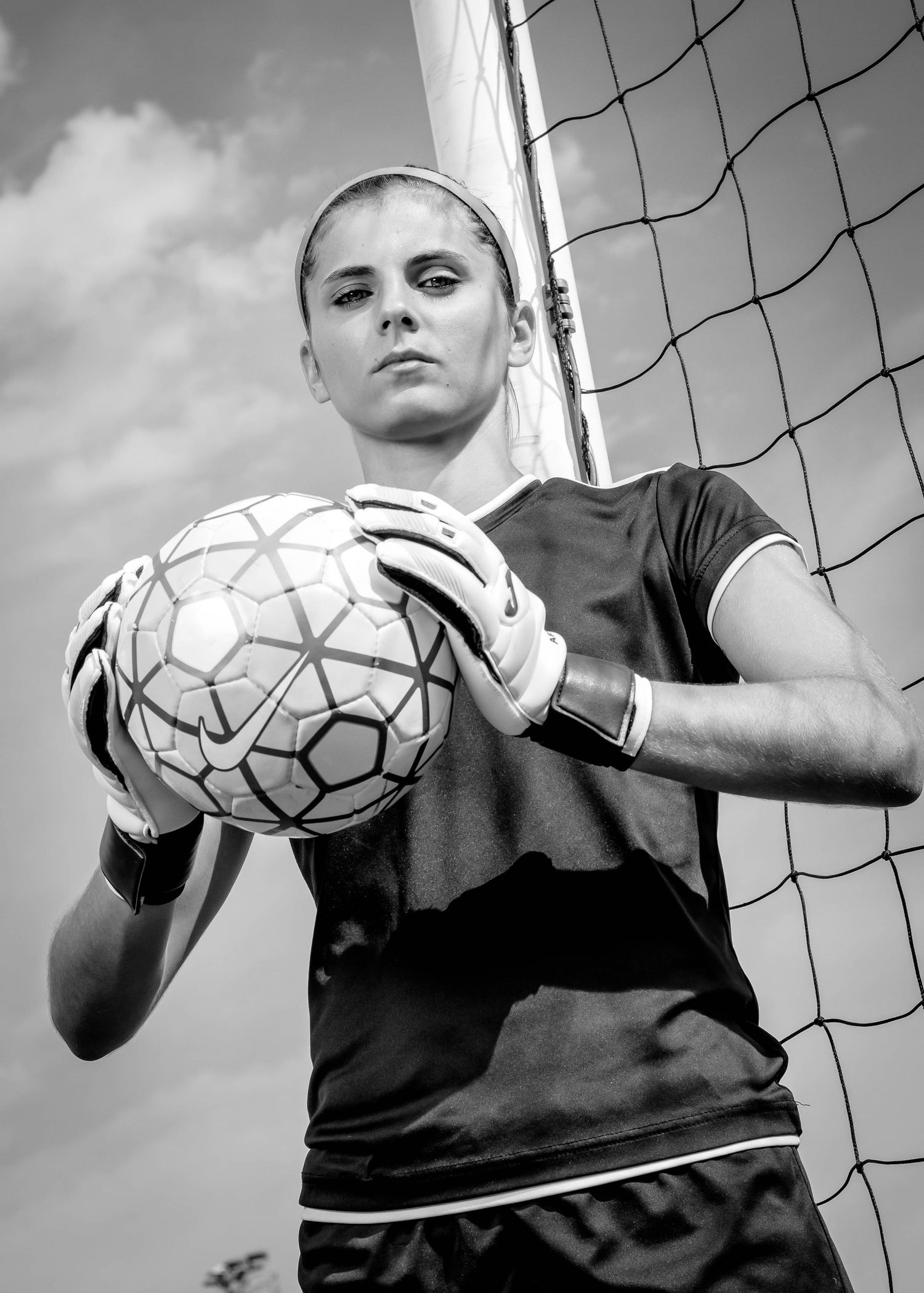 Sportrait gardienne de football en noir et blanc- Michaël GHYS Photographe à Lille