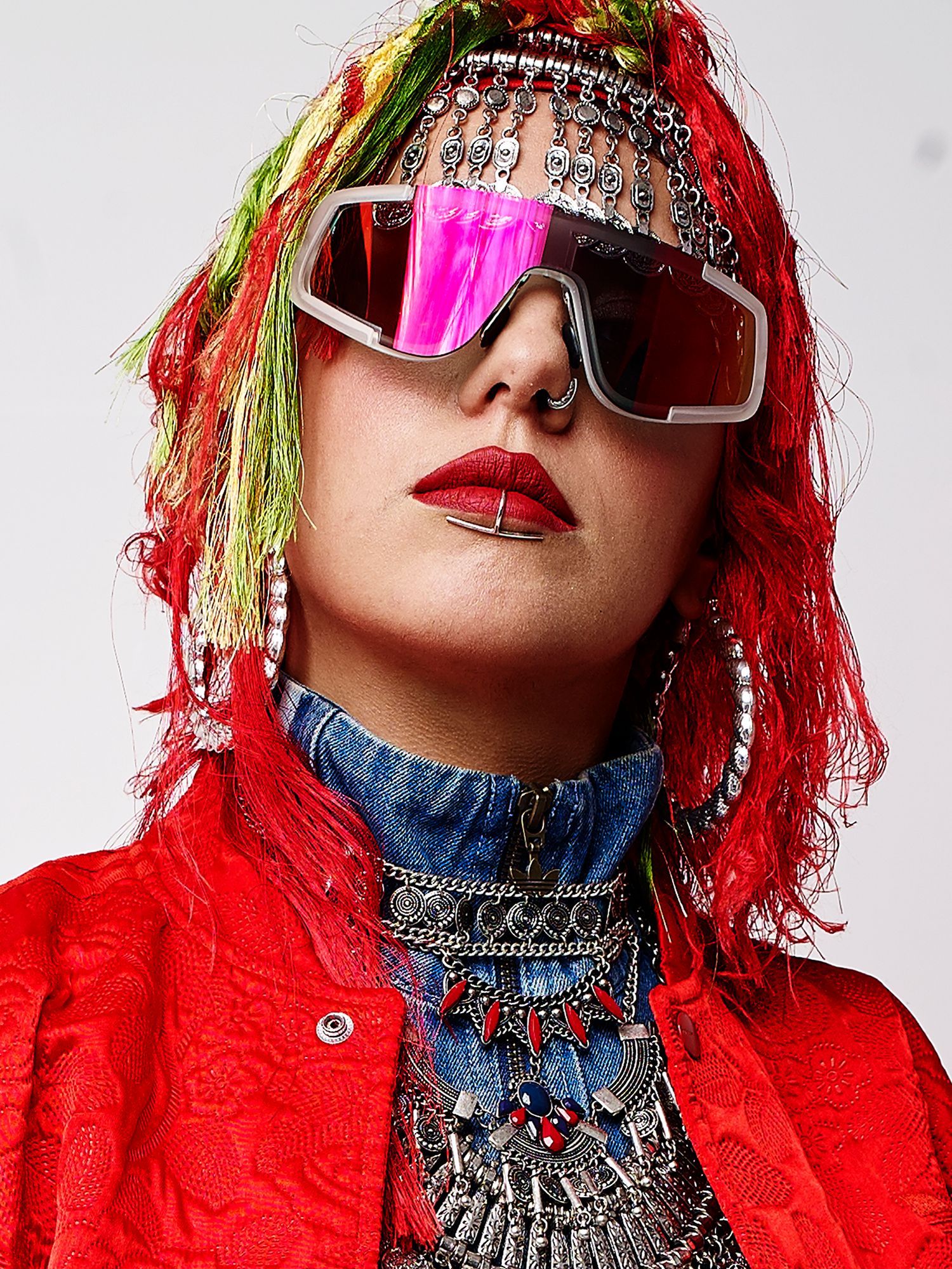 jeune femme habillée en tenue berbère traditionnelle et tenue occidentale moderne.  Moroccan fashion by Ahmed Bahhodh