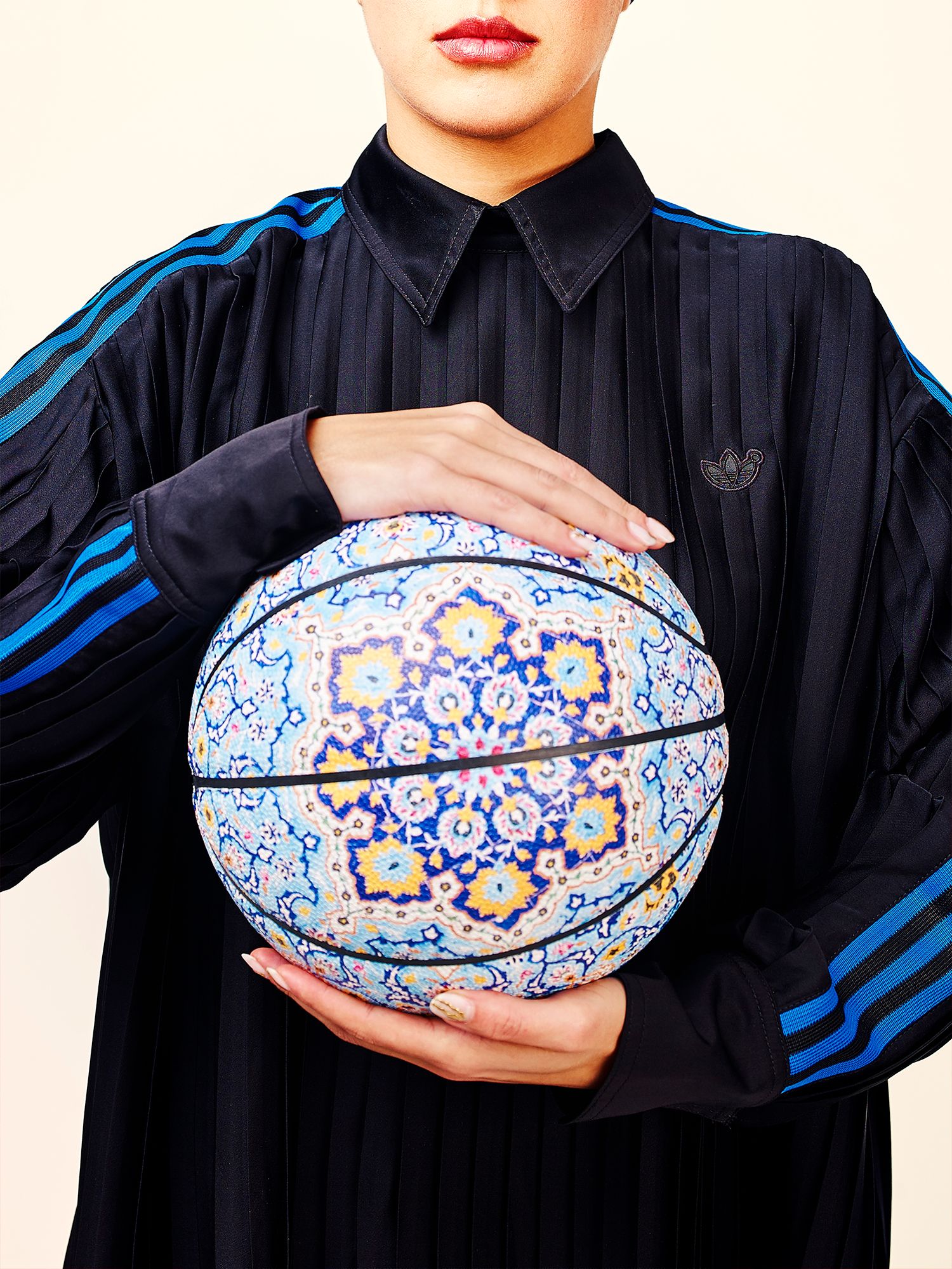 jeune femme Marocaine en tenue adidas sportwear tenant un ballon de basket façon orientale. Marrakech.  Moroccan fashion by Ahmed Bahhodh