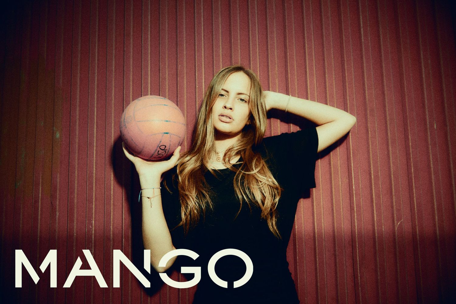 Jeune fille pose avec un ballon dans les mains.  fashion photography by Ahmed Bahhodh