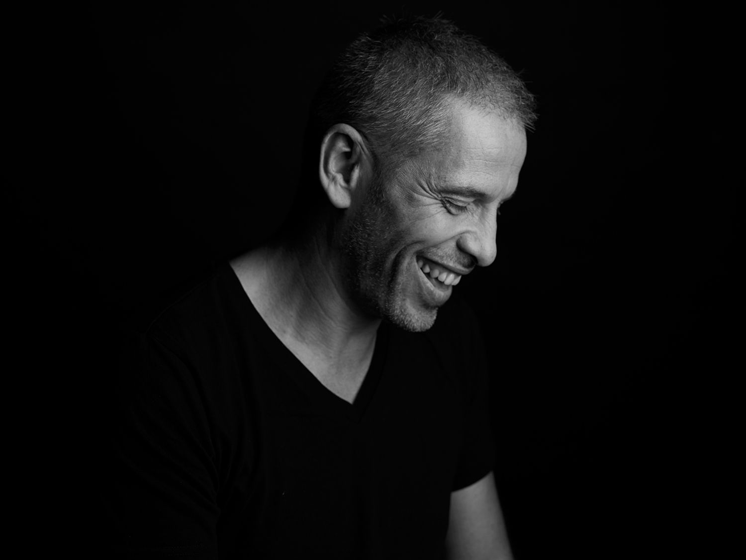 Portrait studio du comédien français Medi Sadoun, par Ahmed Bahhodh