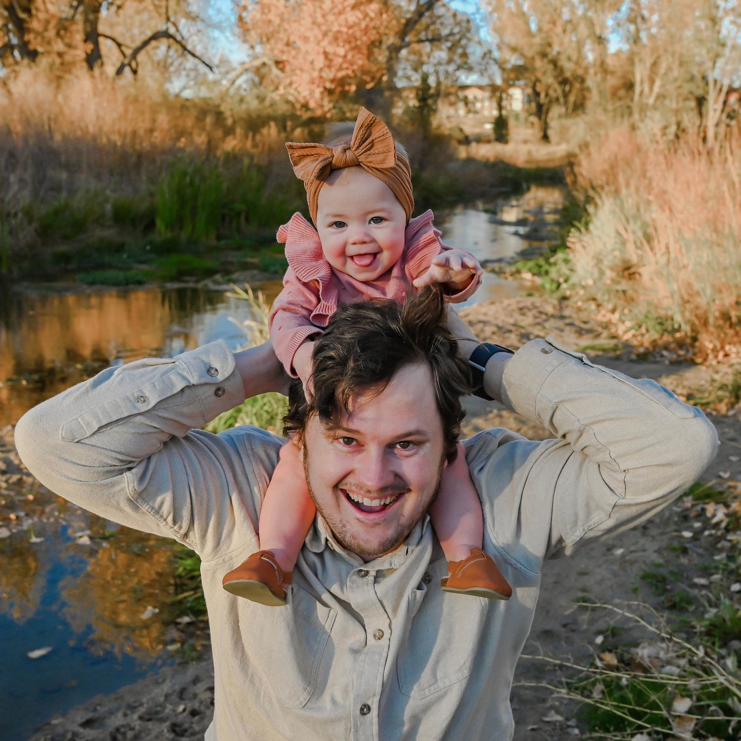 photo of a dad holding his child on his shoulders