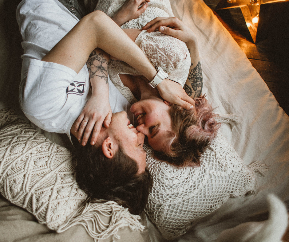 Photo de couple naturelle, non posée, avec regard complice et réelle émotion