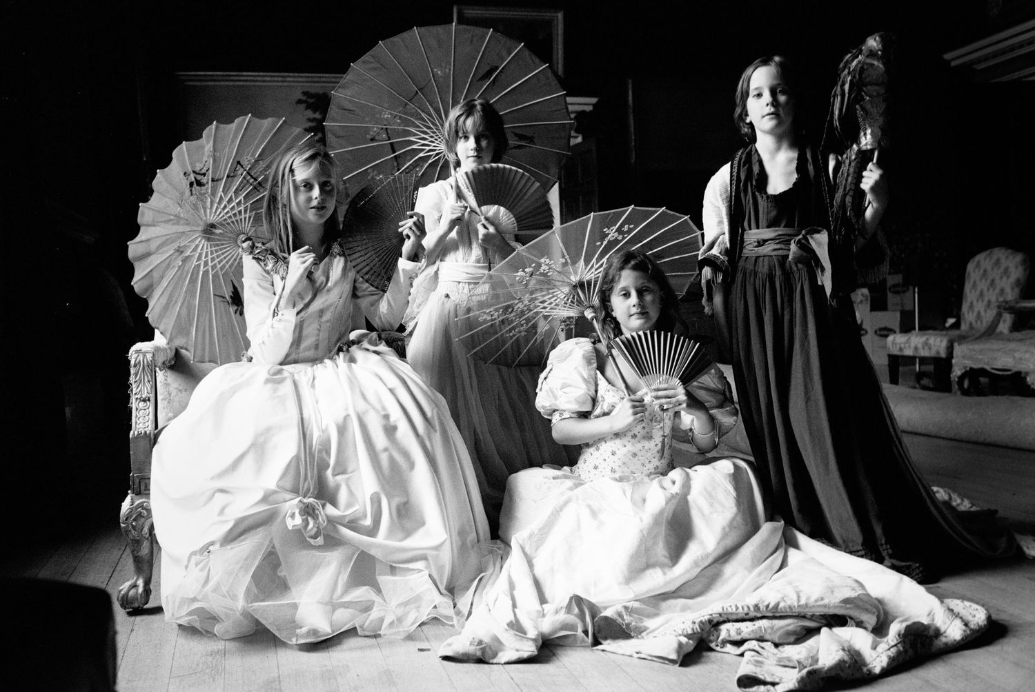 Artistic black and white photos featuring performers with parasols in traditional Japanese costumes.