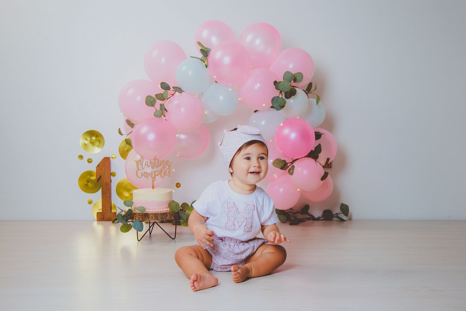 Feliz niña en un decorado de primer cumpleaños en su sesión de fotos en Almería.