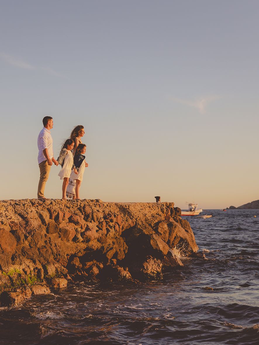 Familia al atardecer en la Isleta del Moro, Cabo de Gata, durante el reportaje de exteriores de comunión.
