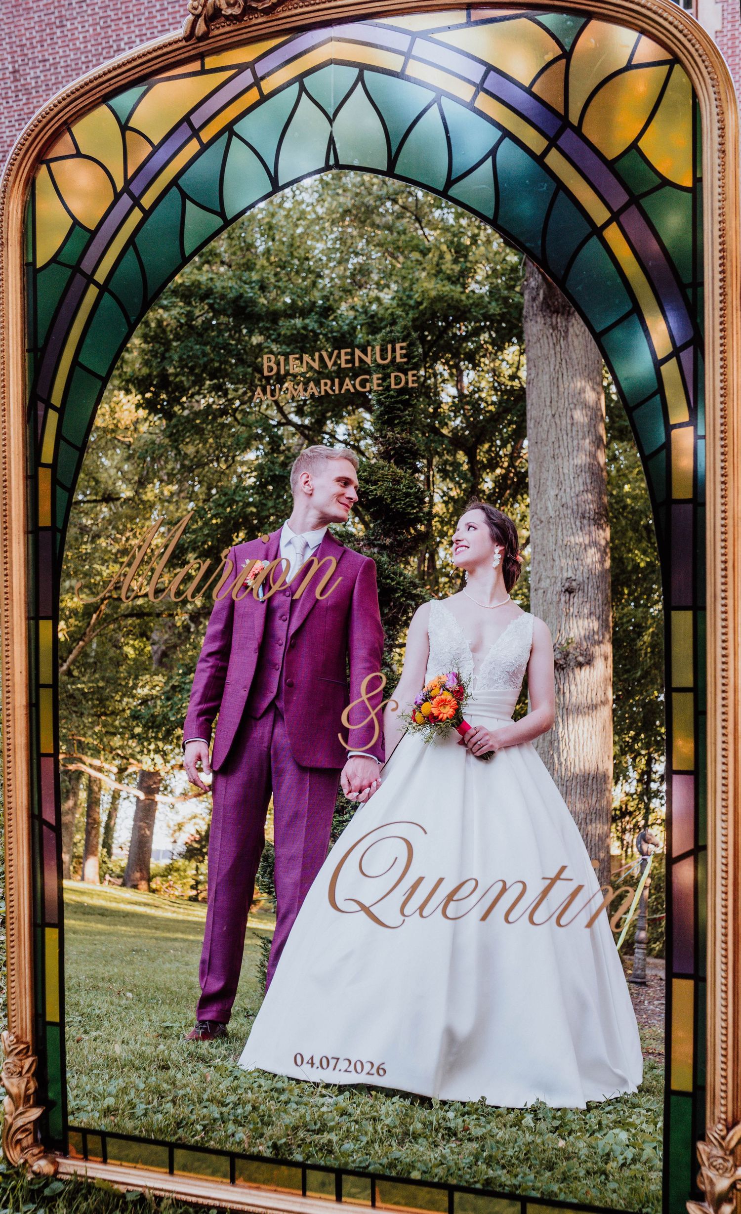 French wedding welcome sign with stained glass arch frame featuring bride and groom, dated 04.07.2026.