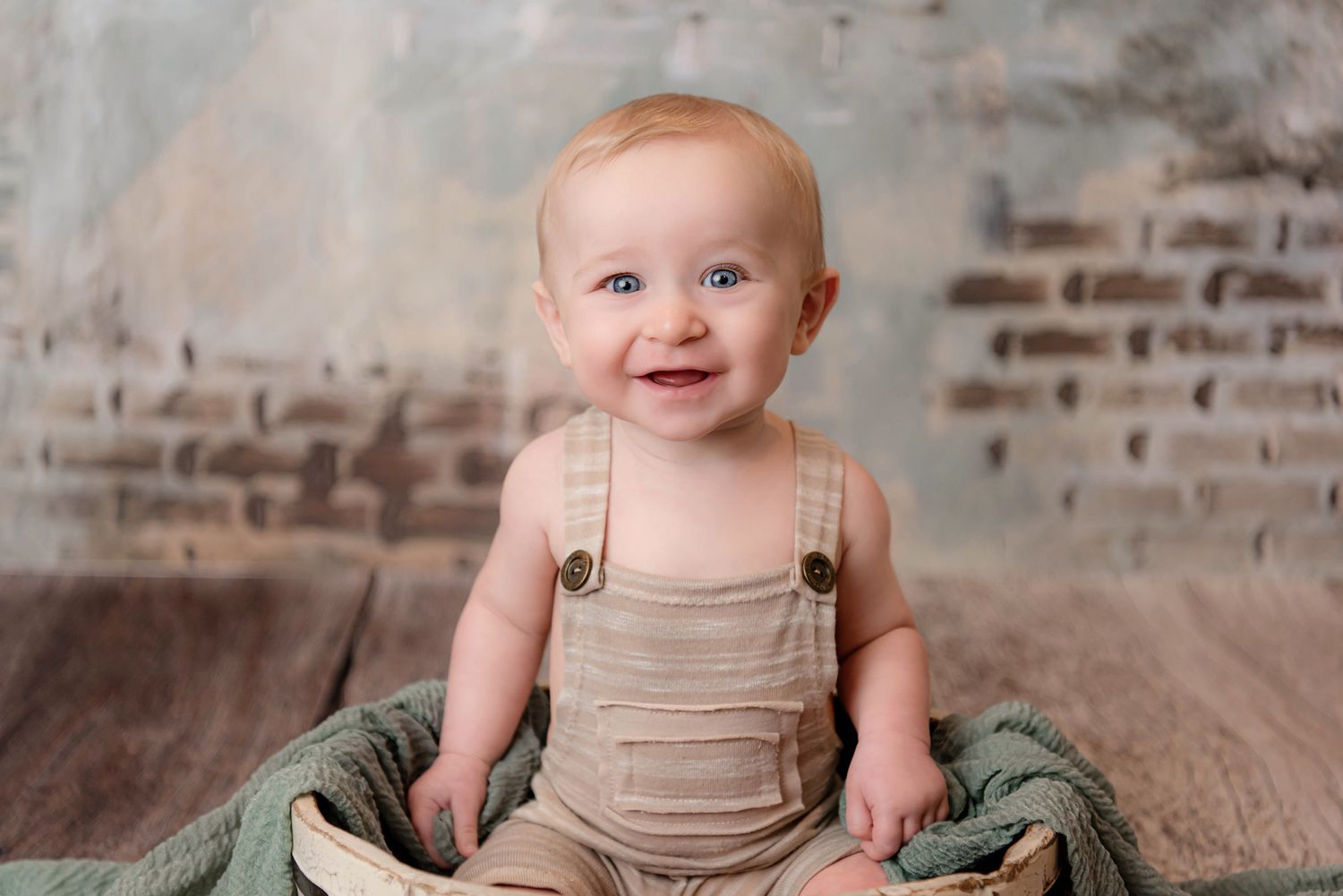 Watch me grow plans. Milestone photographer near me. 
Baby plans, North Alabama newborn and watch me grow photographer. Milestone sessions