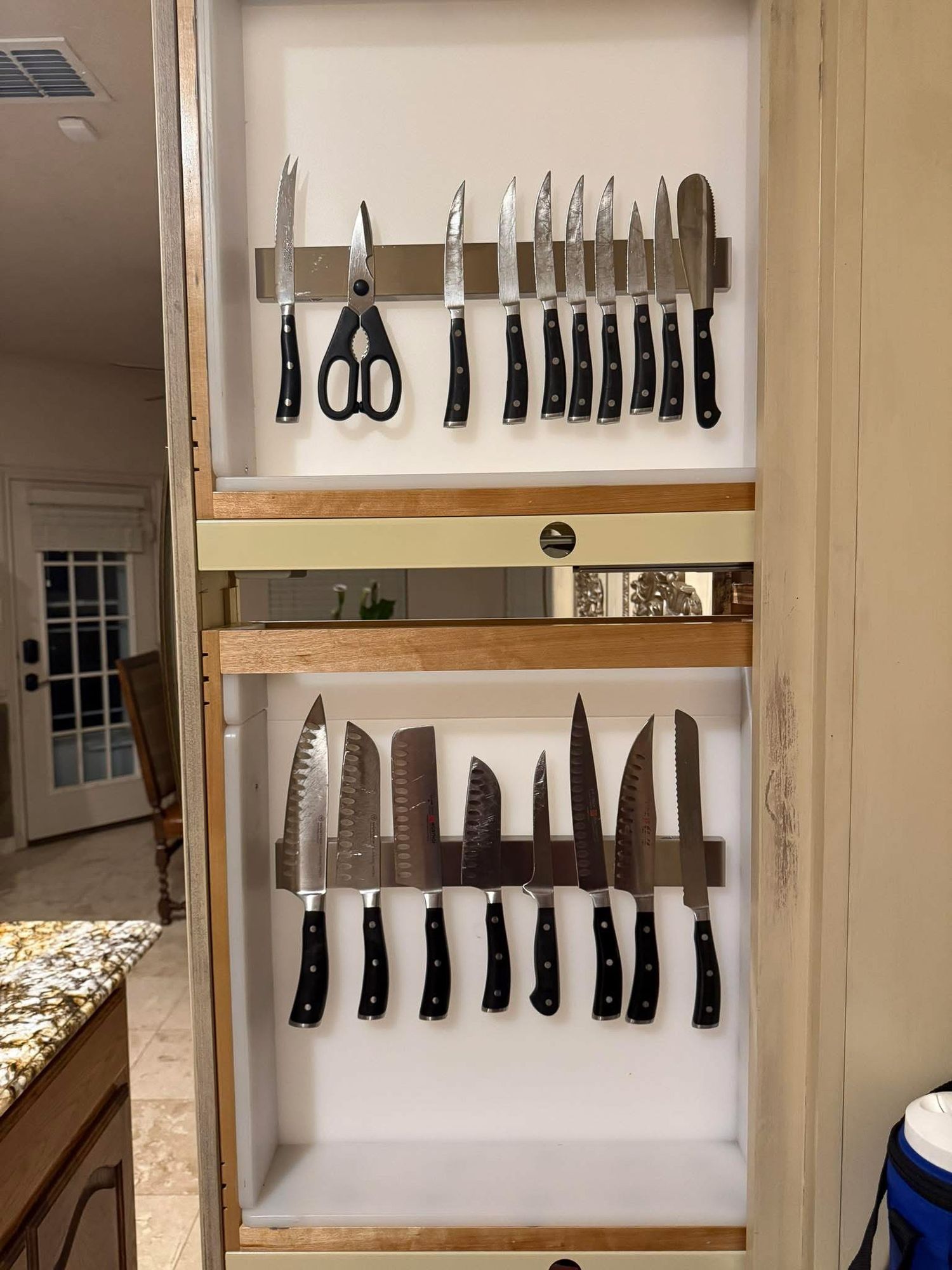 Pullout knife storage