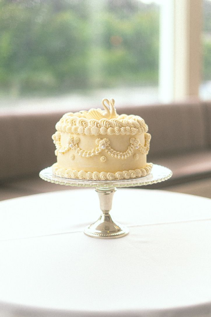 wedding cake with swan topper
