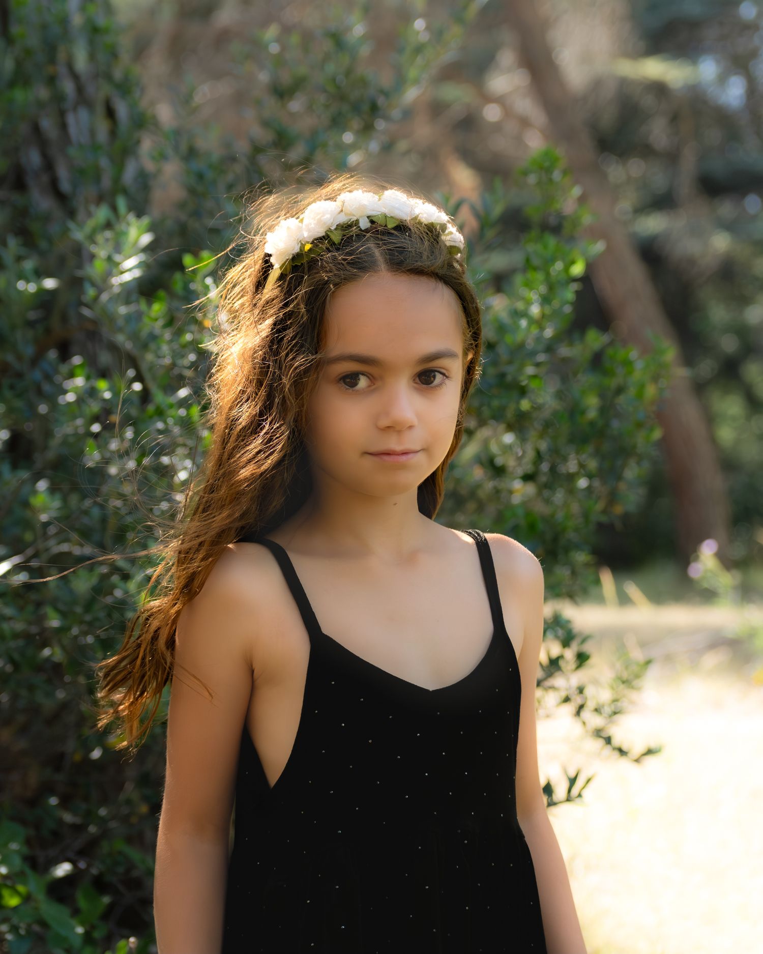 Portrait de jeune fille en extérieur, ambiance boisée et naturelle
