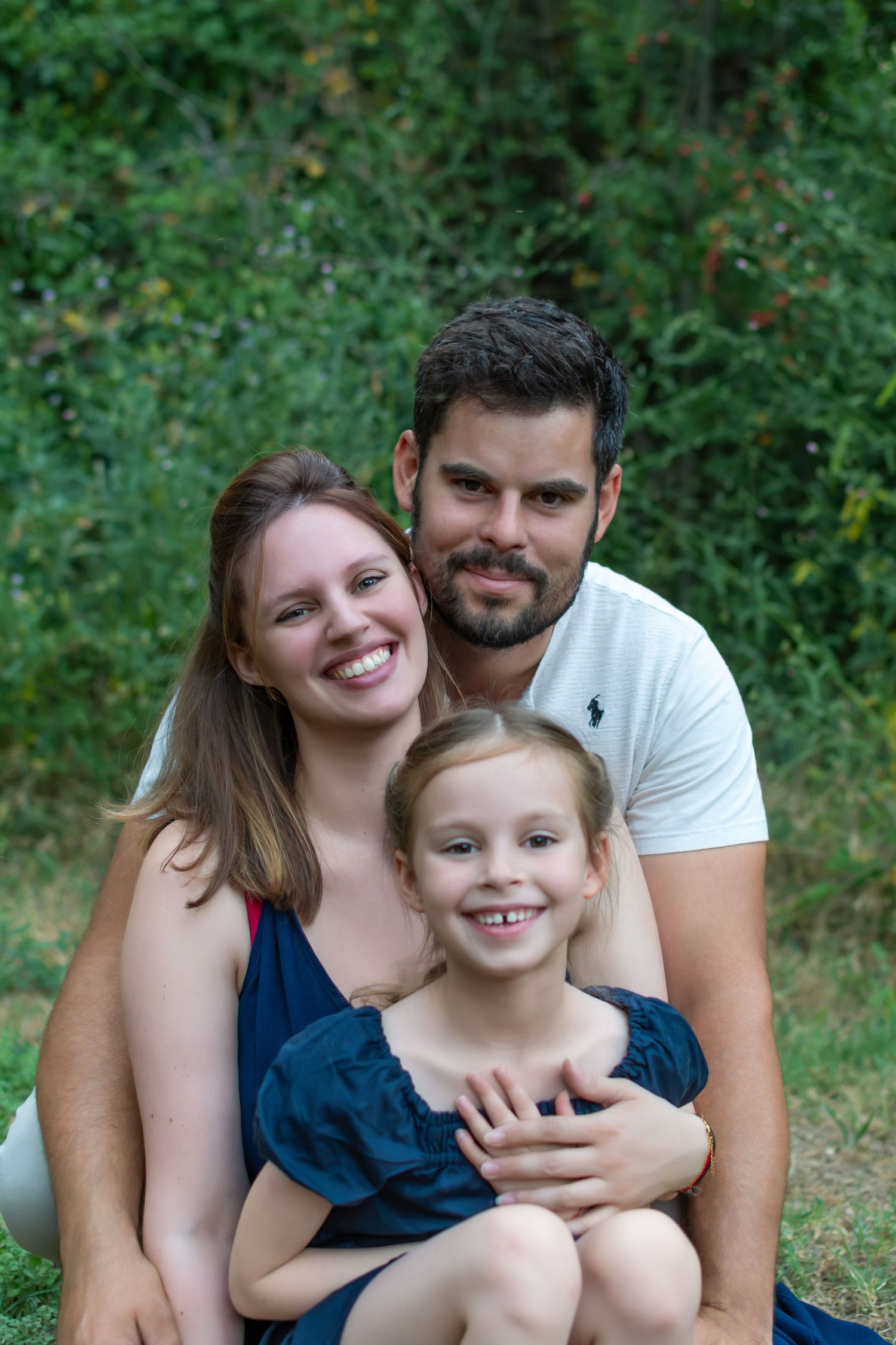 Séance photo famille en extérieur, parents et enfant souriants, Vaucluse