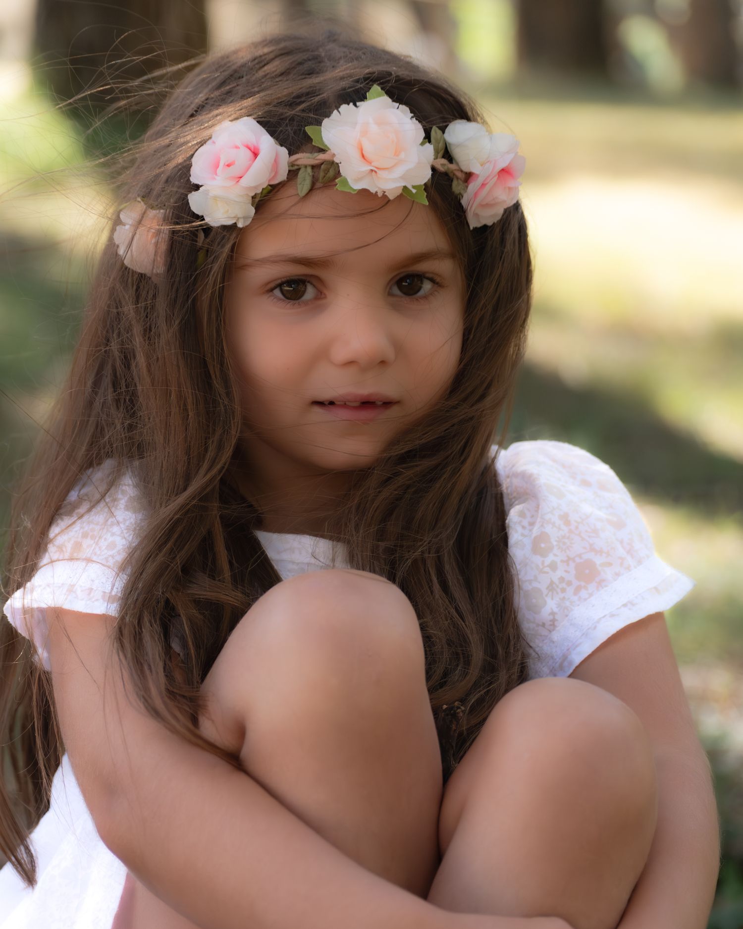 Petite fille avec couronne de fleurs, séance photo enfant en extérieur, Vaucluse