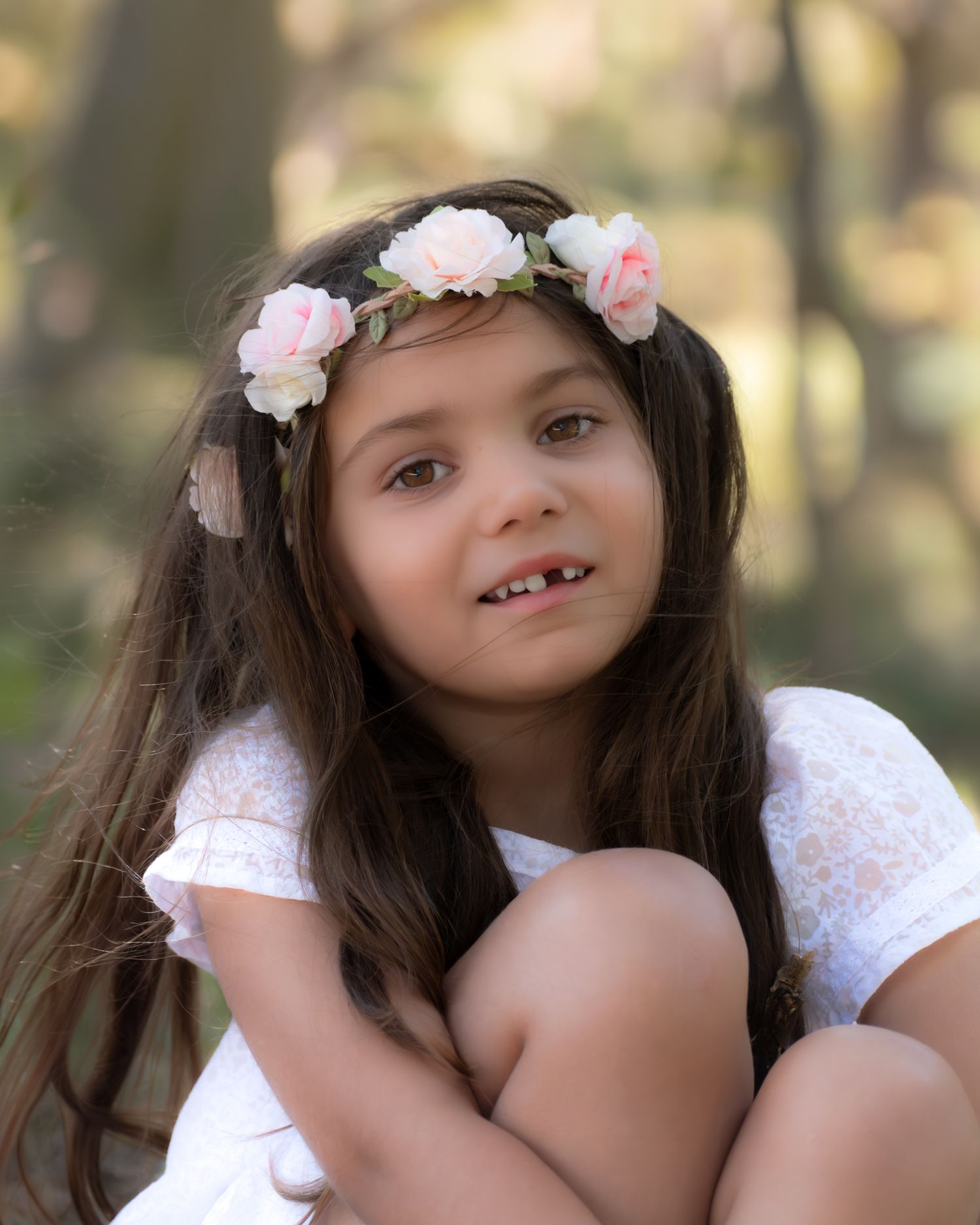 Petite fille avec couronne de fleurs, séance photo enfant en extérieur, Vaucluse