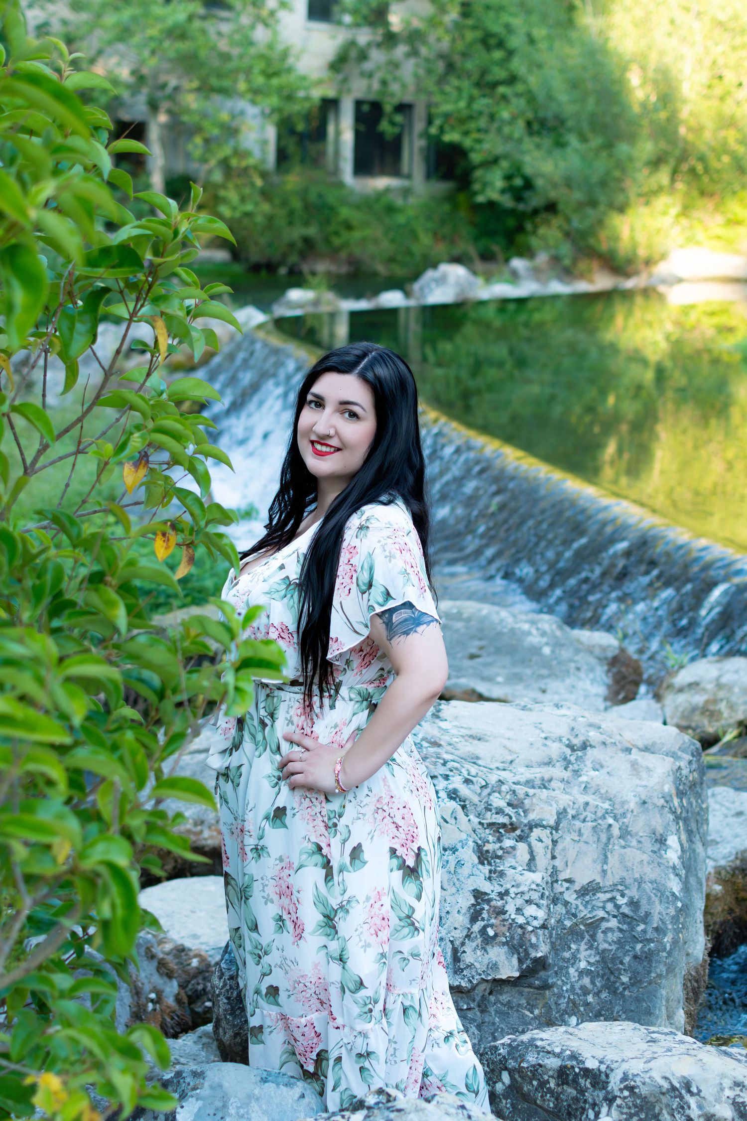 Portrait en extérieur au bord de l'eau, robe fleurie, ambiance naturelle et lumineuse