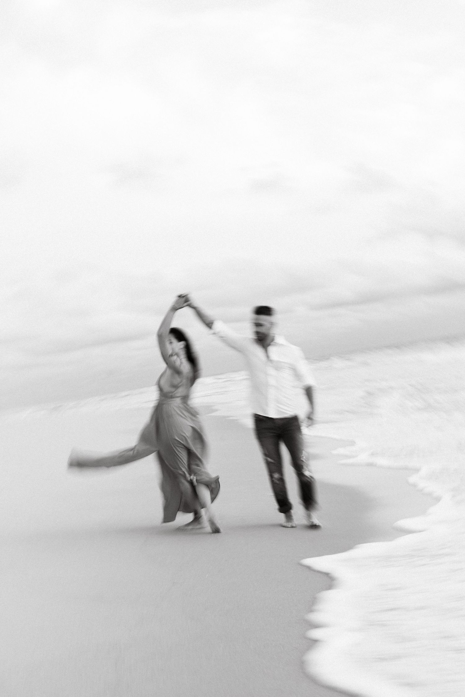photo séance photo photographe couple océan coucher de soleil plage amour fiançailles souvenirs shooting photo à deux