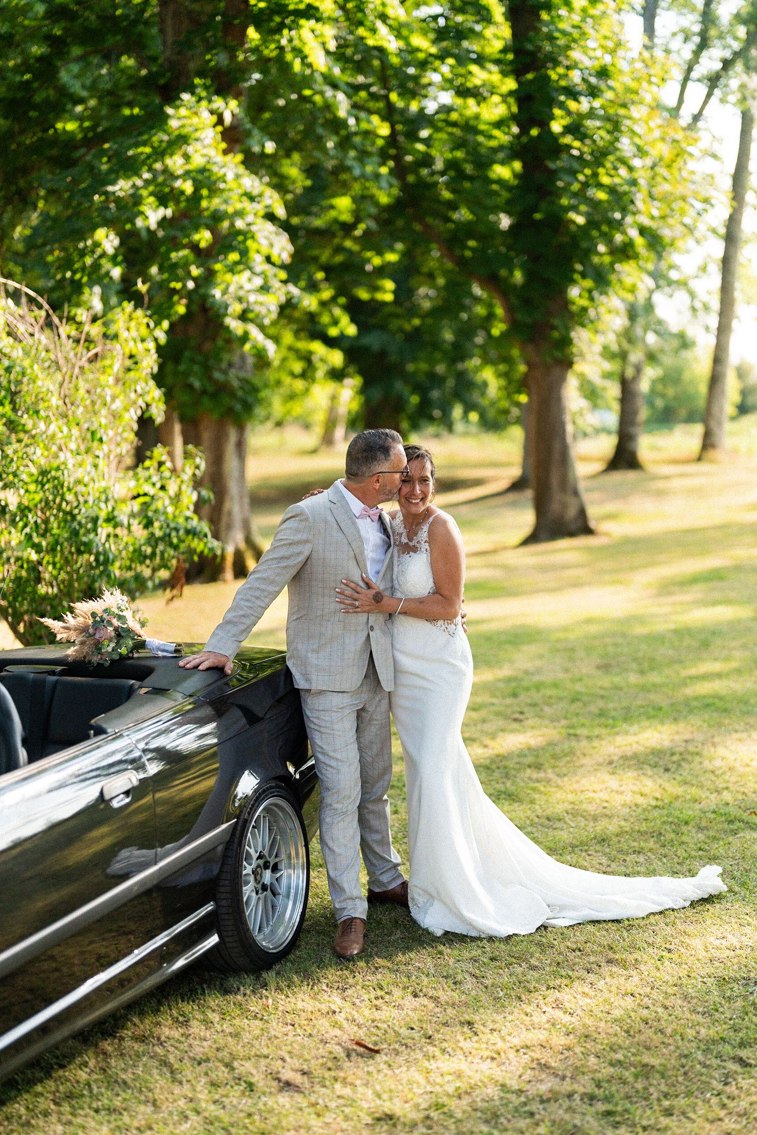 photo des mariés, couple, amour, pause photo, tenues de mariage, marié