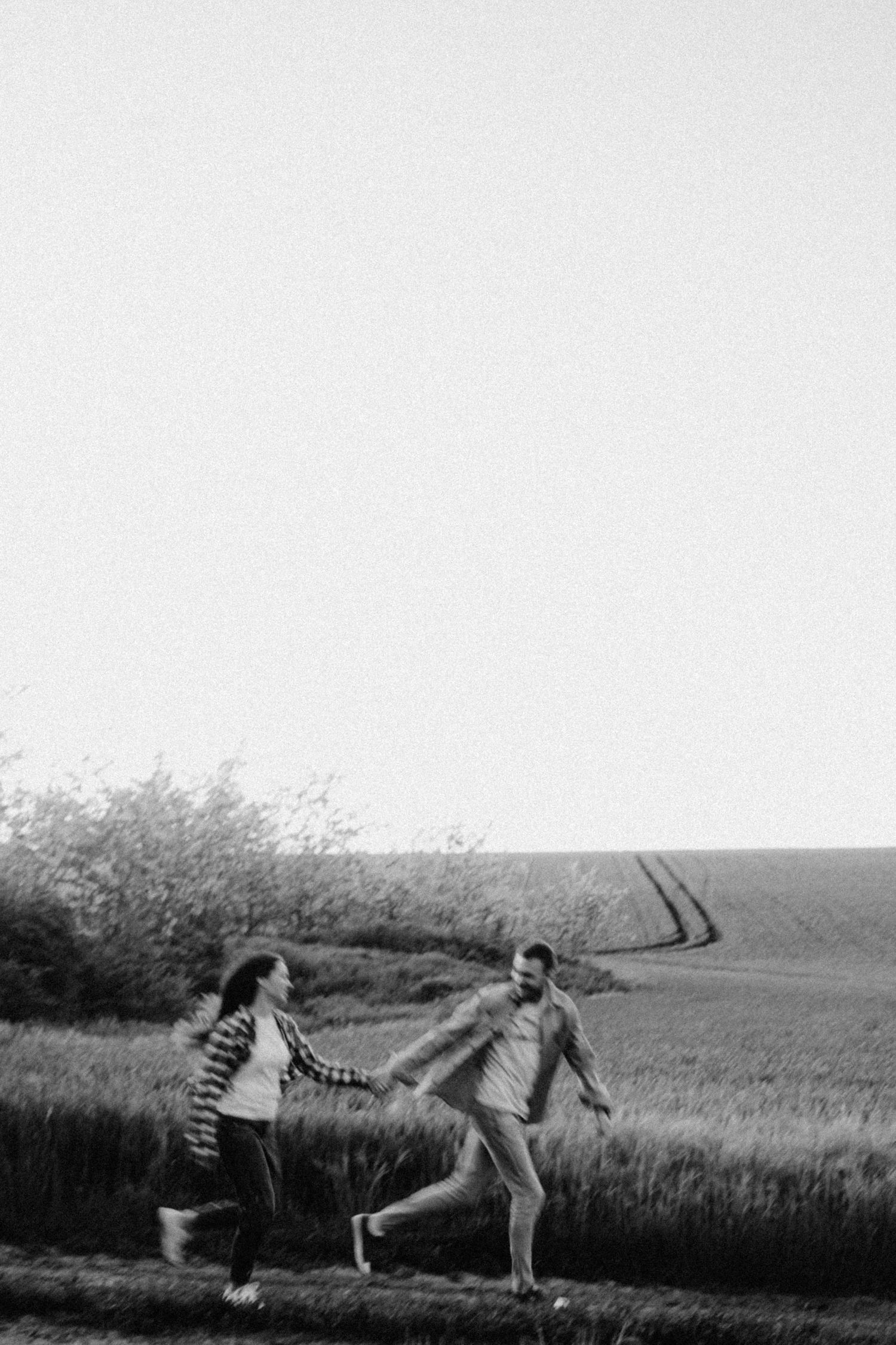 Делян Наров сватбен фотограф. Красива сватбена фотосесия сред природата. Сватбена фотография Русе.