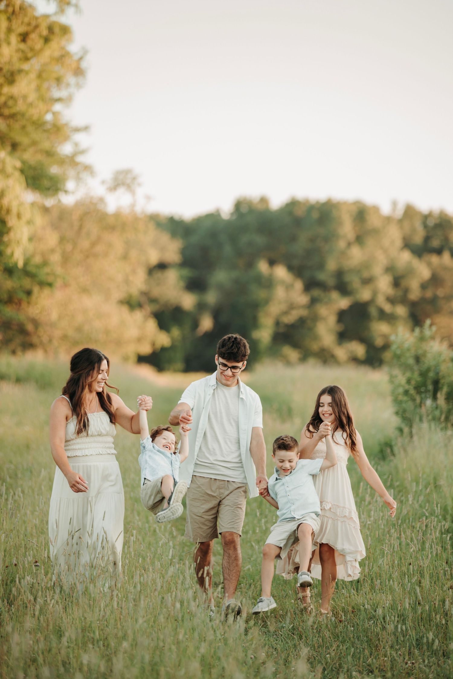 what to wear for family photos / summer family photo outfits / Michigan family photo outfit ideas / Michigan family photographer