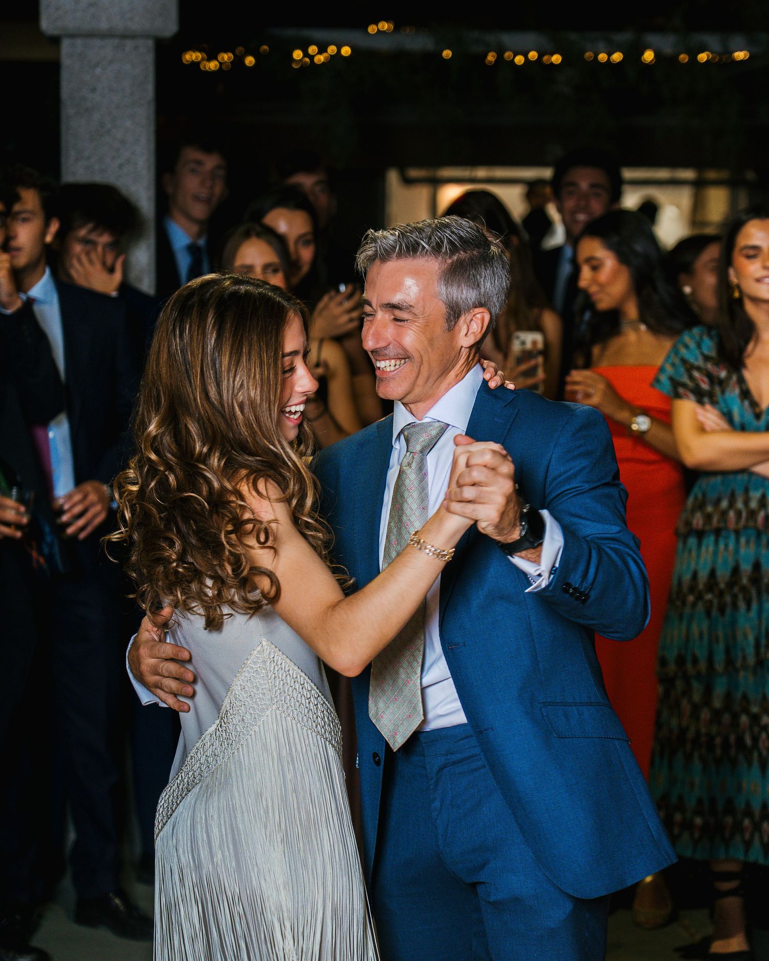 Padre e hija bailando durante la celebración de un cumpleaños