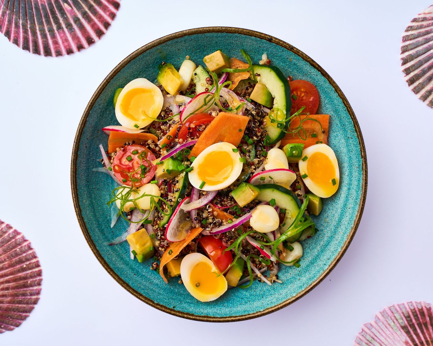Fotografía gastronómica de un plato colorido con verduras frescas