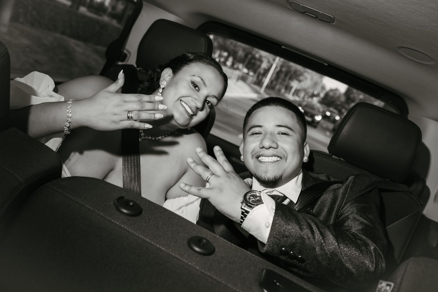 Fotografía en blanco y negro de una pareja celebrando su boda dentro de un coche
